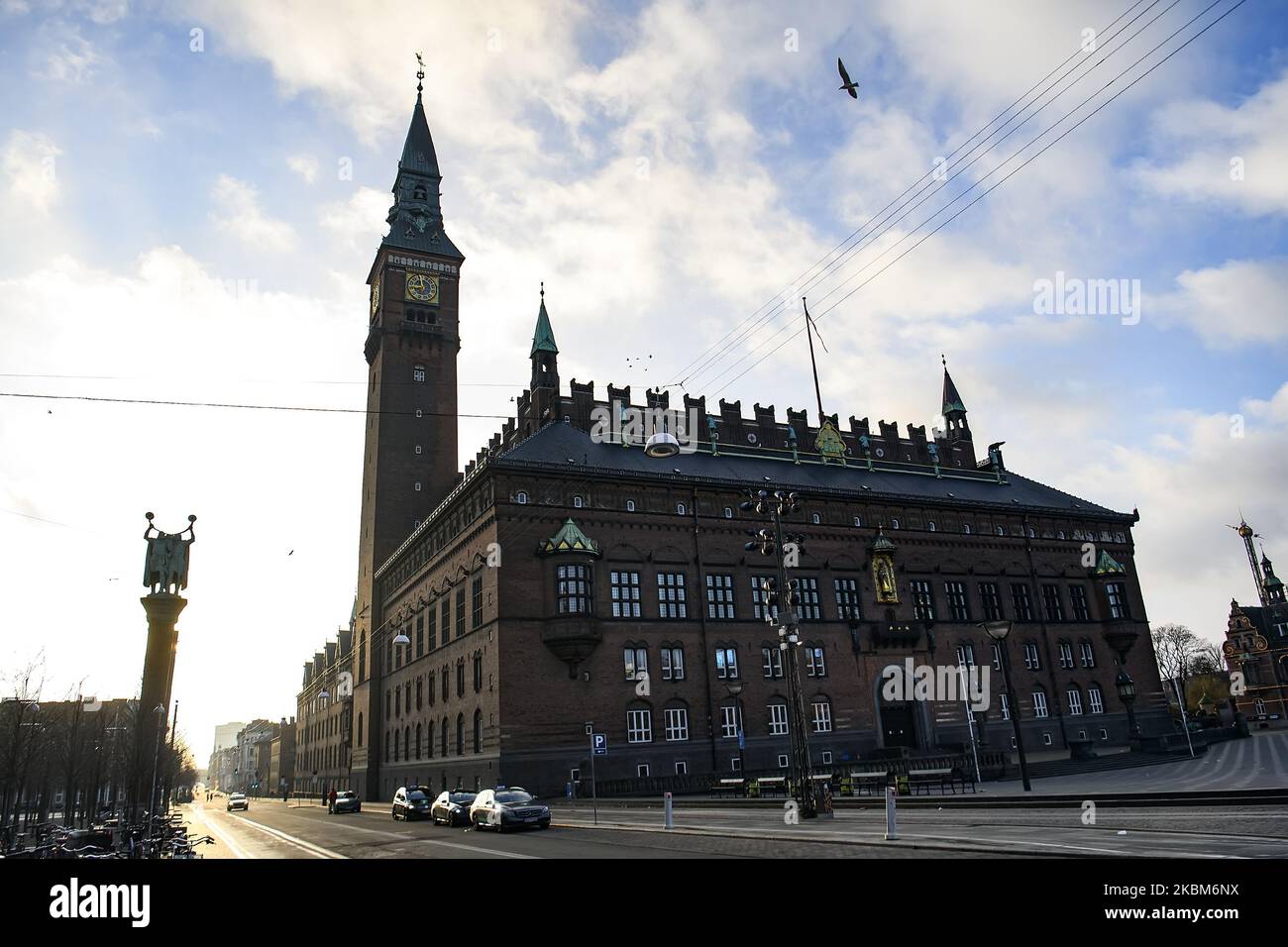 Lever de soleil sur la place de l'hôtel de ville à Copenhague, Danemark sur 7 février 2020. (Photo de Maxym Marusenko/NurPhoto) Banque D'Images