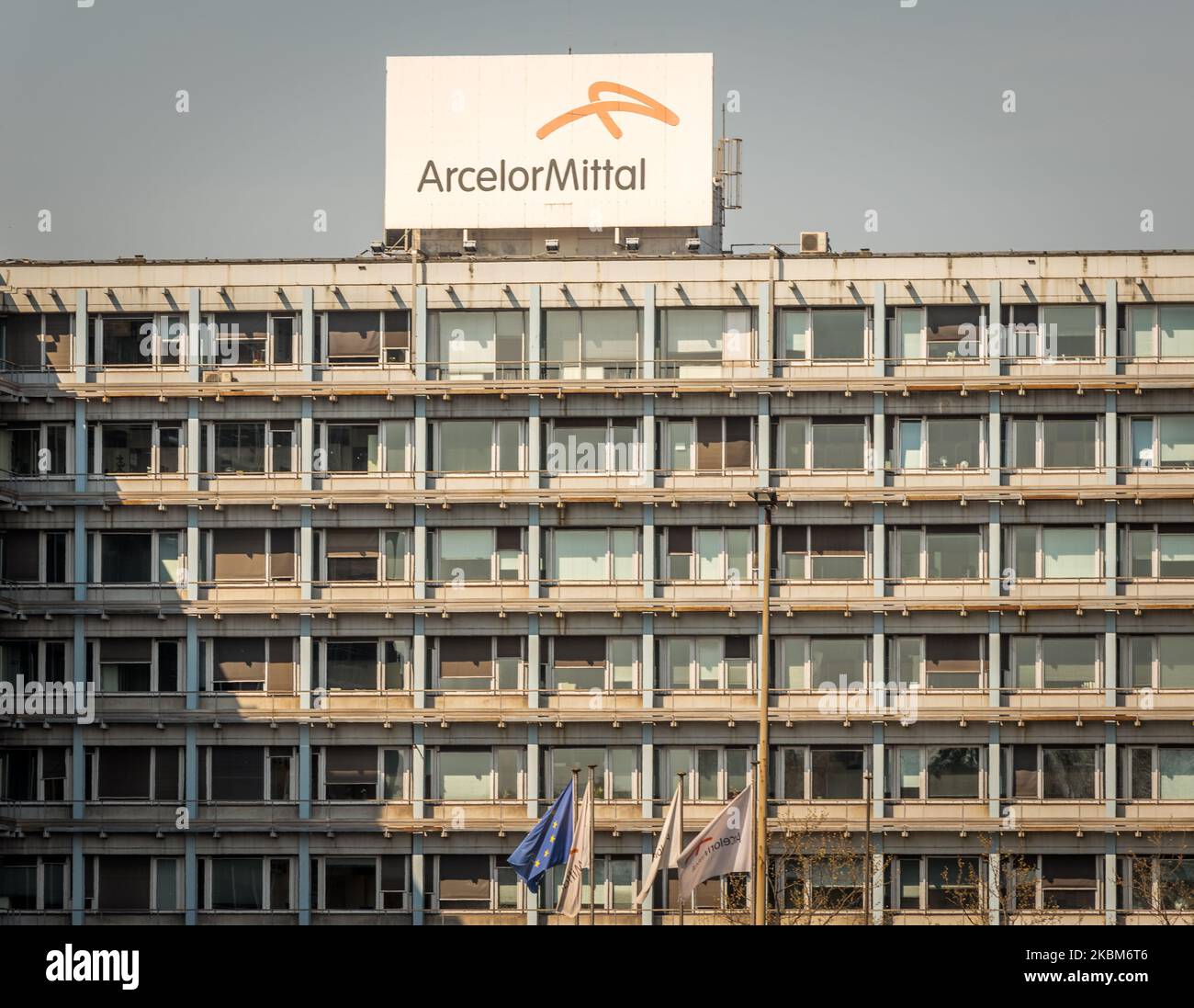 Vue générale d'ArcelorMittal dans le port de Gand, Belgique sur 09 avril 2020. Le groupe ArcelorMittal coupe la production en Europe en raison de la crise de la corona (COVID-19) ArcelorMittal est le plus grand producteur d'acier au monde, Lakshmi Mittal (propriétaire de Mittal Steel) est le président et chef de la direction, la société produira principalement de l'acier moins plat. Ce type d'acier est souvent fourni aux constructeurs automobiles, mais ils ont fermé leurs usines en Europe à cause du virus corona. Lakshmi N Mittal aide en situation d'urgence en Inde pour arrêter le coronavirus. (Photo de Jonathan Raa/NurPhoto) Banque D'Images