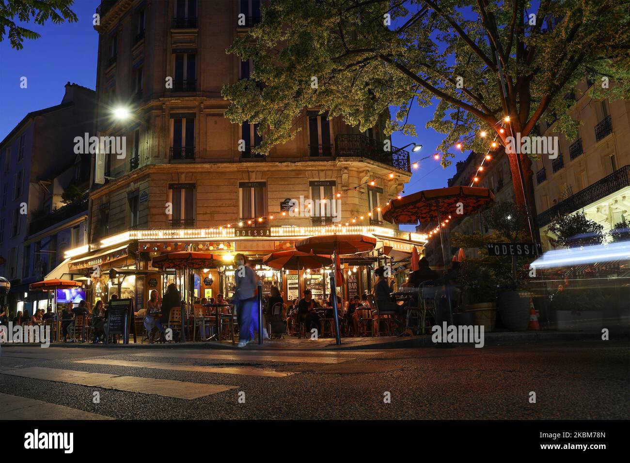 Café Odessa la nuit à Montparnasse, Paris, France, Europe. Banque D'Images