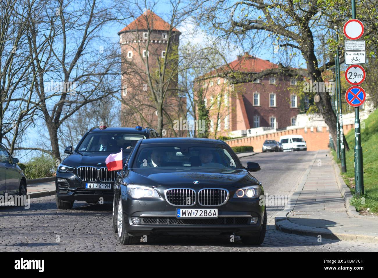 La voiture avec le président de la Pologne, Andrzej Duda, à la fin de sa visite dans un sarcophage où le président Lech Kaczynski et la première dame Maria Kaczynska ont été posés, le jour du 10th anniversaire de la catastrophe de l'accident de Smolensk. Dans les premières heures du matin, sur 10 avril 2010, un avion tu-154M s'est écrasé à Smolensk (Russie) à 1km km de la piste par temps brumeux, tuant les 96 passagers à bord, dont le président polonais Lech Kaczynski et sa femme. Vendredi, 10 avril 2020, Cracovie, Pologne. (Photo par Artur Widak/NurPhoto) Banque D'Images