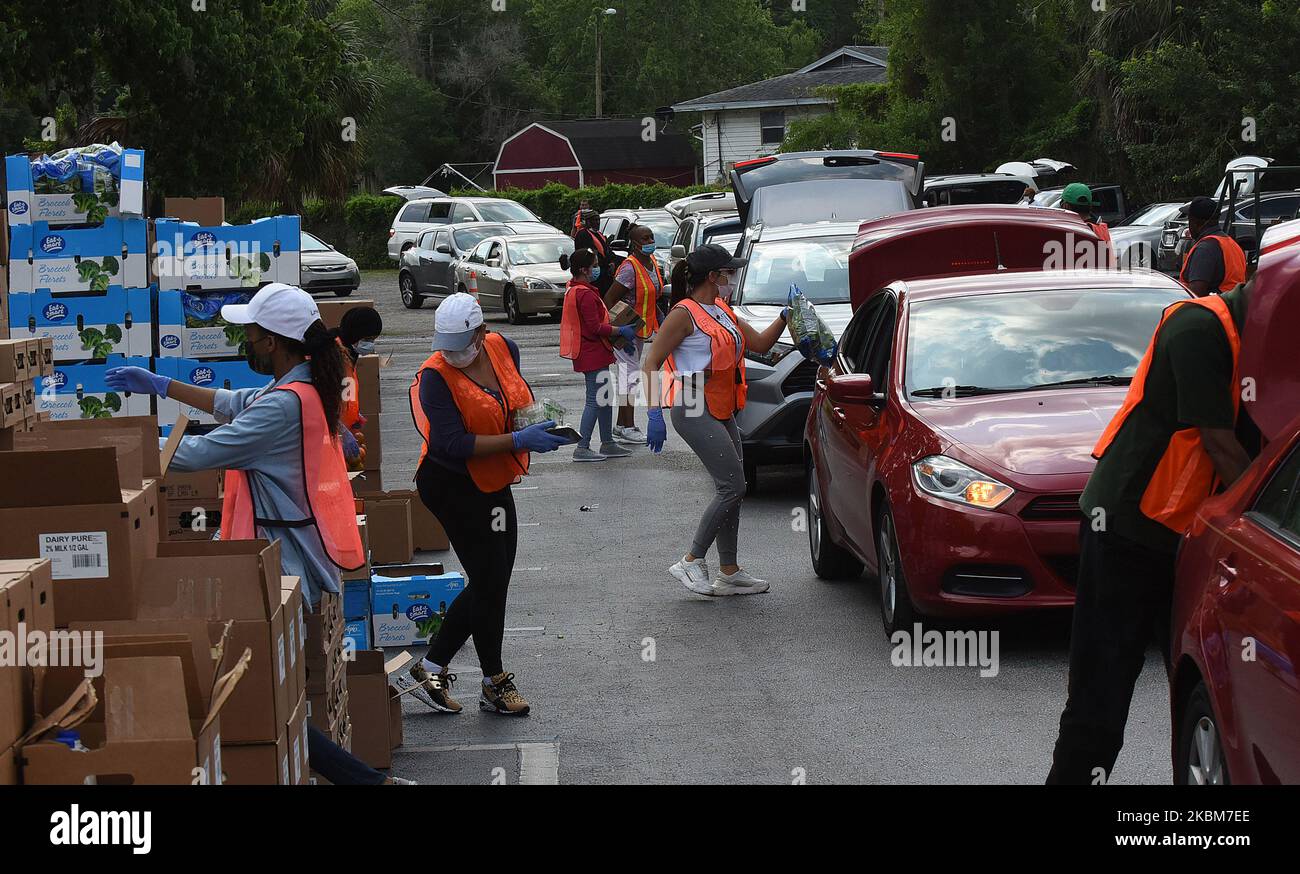 Des bénévoles de la Société islamique du centre de la Floride distribuent de la nourriture de la deuxième Harvest Food Bank du centre de la Floride aux familles dans le besoin lors d'un événement au drive-in sur 9 avril 2020 à Orlando, en Floride. La banque alimentaire a connu une demande record d'aide dans la région d'Orlando en raison des pertes d'emplois causées par la pandémie du coronavirus. (Photo de Paul Hennessy/NurPhoto) Banque D'Images