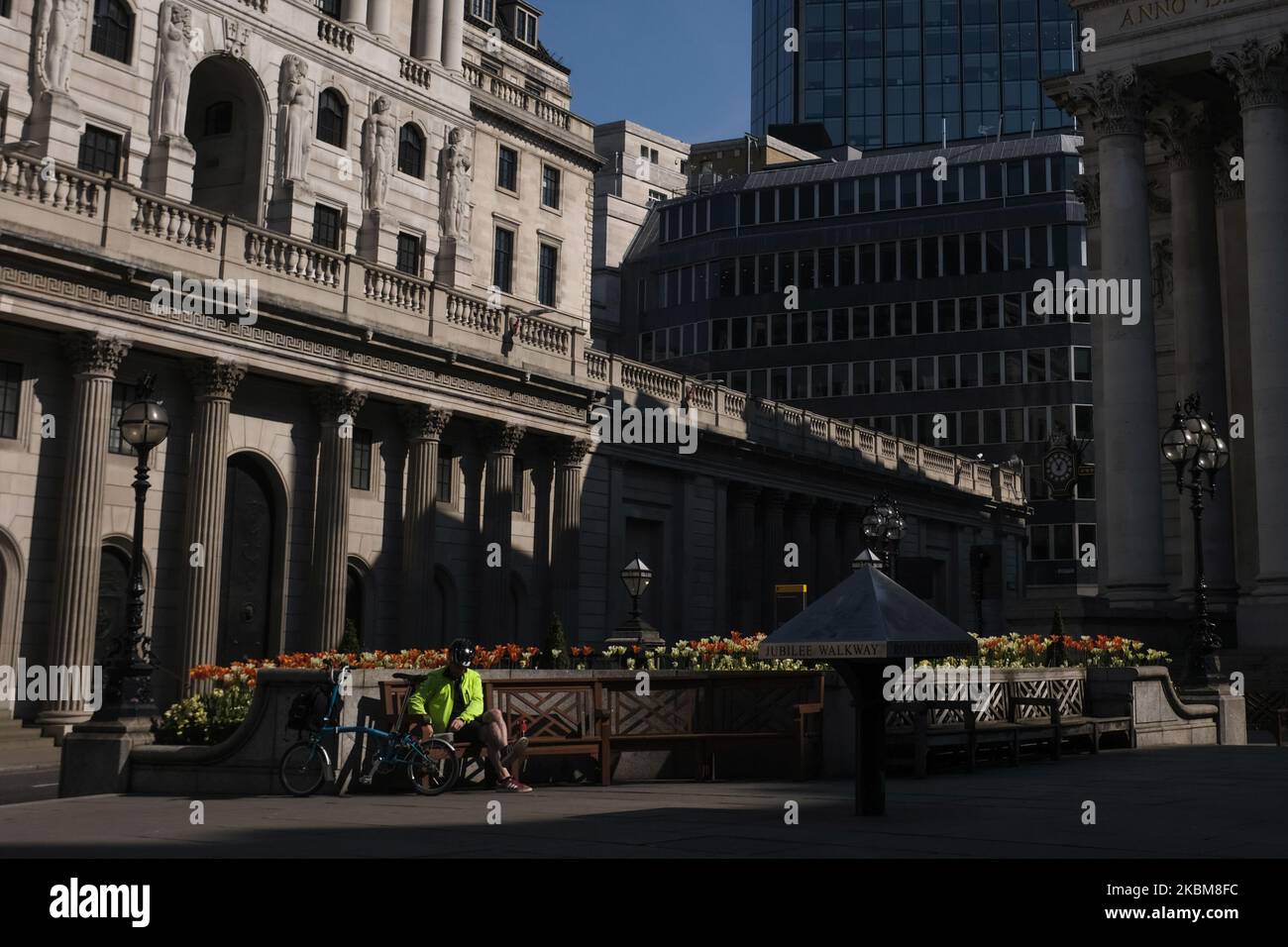 Vue générale de la région près de la Banque d'Angleterre, Londres sur 10 avril 2020, pendant la nouvelle pandémie du coronavirus COVID-19. Les événements publics de Pâques ont été annulés dans tout le pays, et le gouvernement a exhorté le public à respecter les mesures de confinement en célébrant les vacances à domicile. Plus de 1,5 millions de personnes dans le monde ont été infectées par le coronavirus COVID-19, avec plus de 7 000 décès enregistrés au Royaume-Uni. (Photo par Alberto Pezzali/NurPhoto) Banque D'Images