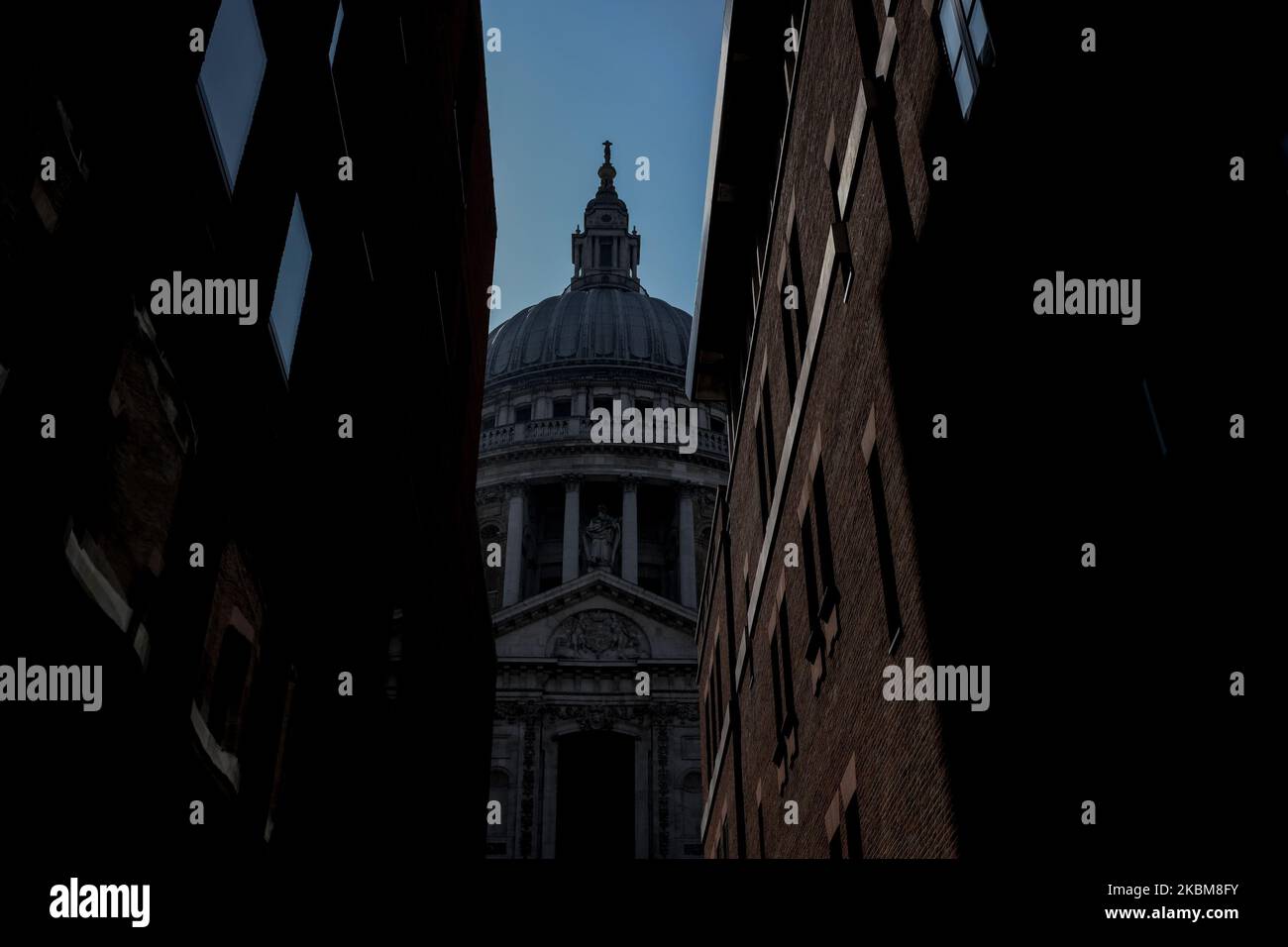 Vue sur le dôme de la cathédrale St-Paul, Londres, sur 10 avril 2020, pendant la nouvelle pandémie du coronavirus COVID-19. Les événements publics de Pâques ont été annulés dans tout le pays, et le gouvernement a exhorté le public à respecter les mesures de confinement en célébrant les vacances à domicile. Plus de 1,5 millions de personnes dans le monde ont été infectées par le coronavirus COVID-19, avec plus de 7 000 décès enregistrés au Royaume-Uni. (Photo par Alberto Pezzali/NurPhoto) Banque D'Images