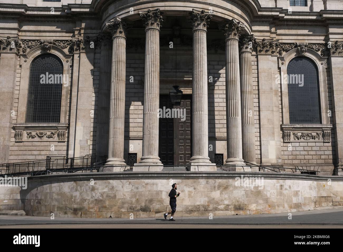 Un homme passe devant la cathédrale St-Paul, à Londres, sur 10 avril 2020, lors de la nouvelle pandémie du coronavirus COVID-19. Les événements publics de Pâques ont été annulés dans tout le pays, et le gouvernement a exhorté le public à respecter les mesures de confinement en célébrant les vacances à domicile. Plus de 1,5 millions de personnes dans le monde ont été infectées par le coronavirus COVID-19, avec plus de 7 000 décès enregistrés au Royaume-Uni. (Photo par Alberto Pezzali/NurPhoto) Banque D'Images