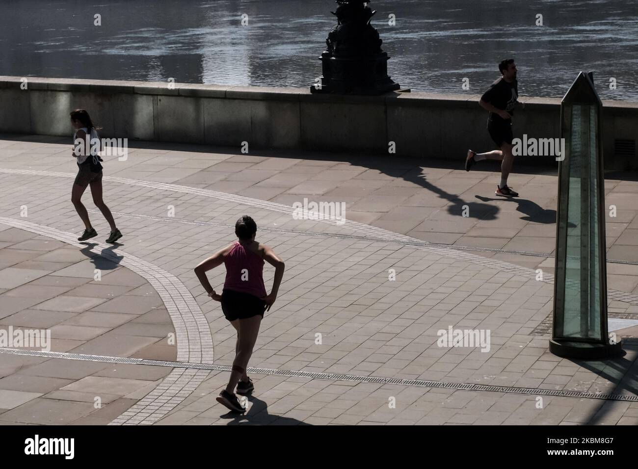Les gens font de l'exercice sous le pont du millénaire, à Londres, sur 10 avril 2020, au cours de la nouvelle pandémie du coronavirus COVID-19. Les événements publics de Pâques ont été annulés dans tout le pays, et le gouvernement a exhorté le public à respecter les mesures de confinement en célébrant les vacances à domicile. Plus de 1,5 millions de personnes dans le monde ont été infectées par le coronavirus COVID-19, avec plus de 7 000 décès enregistrés au Royaume-Uni. (Photo par Alberto Pezzali/NurPhoto) Banque D'Images