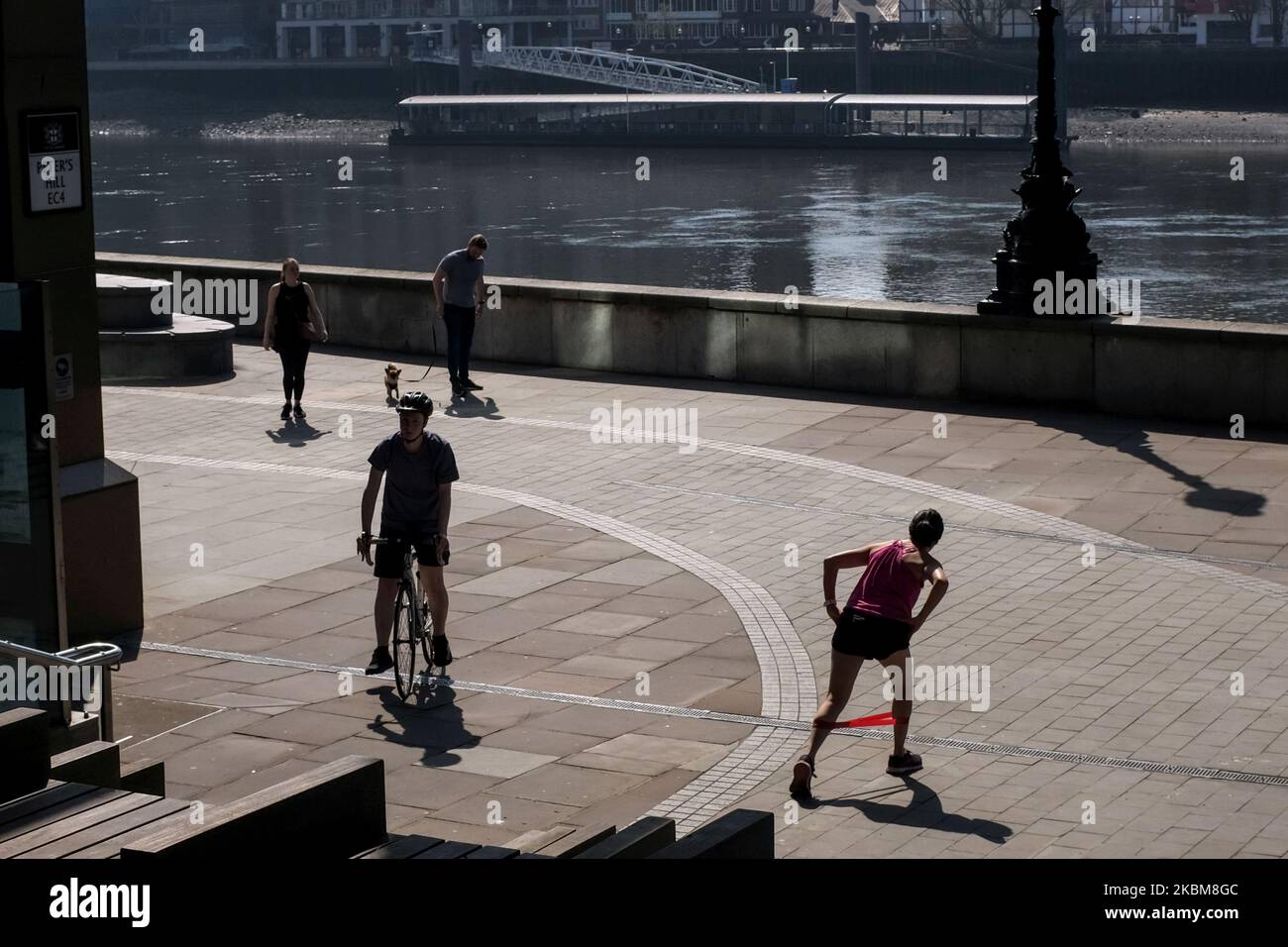 Les gens font de l'exercice sous le pont du millénaire, à Londres, sur 10 avril 2020, au cours de la nouvelle pandémie du coronavirus COVID-19. Les événements publics de Pâques ont été annulés dans tout le pays, et le gouvernement a exhorté le public à respecter les mesures de confinement en célébrant les vacances à domicile. Plus de 1,5 millions de personnes dans le monde ont été infectées par le coronavirus COVID-19, avec plus de 7 000 décès enregistrés au Royaume-Uni. (Photo par Alberto Pezzali/NurPhoto) Banque D'Images