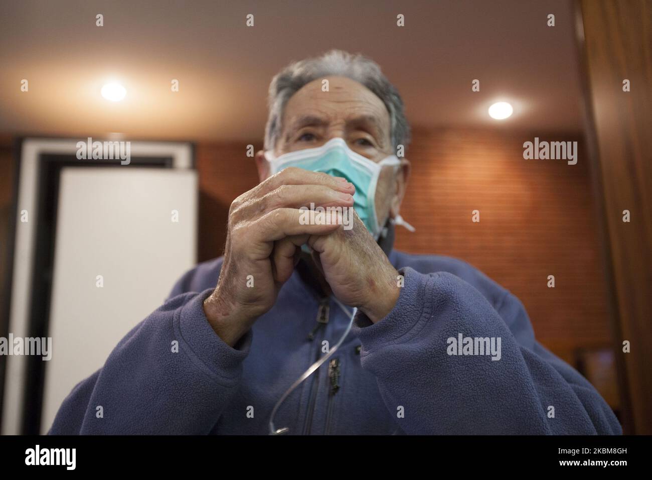 Un homme porte un masque de protection pour assister à la célébration du jeudi Saint, malade du coronavirus, prie dans la chapelle de l'hôpital de Covadonga, à Covadonga, en Espagne, sur 9 avril 2020. Dans les Pâques les plus atypiques de ces dernières années avec la population entière confinée à la maison par la pandémie du coronavirus Covid 19, avec les processions suspendues dans toute l'Espagne et sans la possibilité de participer à la masse pendant ces jours. Dans le sanatorium de Covadonga, ils ont obtenu la permission nécessaire pour que les patients atteints de coronavirus puissent assister à la célébration du jeudi Saint dans la chapelle de l'hôpital. (Photo par Banque D'Images