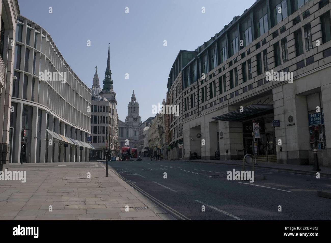 Vue sur une zone presque vide près de la cathédrale St-Paul, Londres sur 10 avril 2020, pendant la nouvelle pandémie du coronavirus COVID-19. Les événements publics de Pâques ont été annulés dans tout le pays, et le gouvernement a exhorté le public à respecter les mesures de confinement en célébrant les vacances à domicile. Plus de 1,5 millions de personnes dans le monde ont été infectées par le coronavirus COVID-19, avec plus de 7 000 décès enregistrés au Royaume-Uni. (Photo par Alberto Pezzali/NurPhoto) Banque D'Images