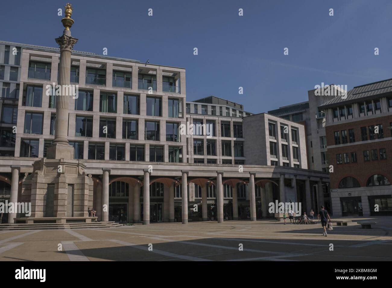 Vue sur une place Paternoster près de la place vide, près de la cathédrale St-Paul, Londres sur 10 avril 2020, pendant la pandémie du coronavirus COVID-19. Les événements publics de Pâques ont été annulés dans tout le pays, et le gouvernement a exhorté le public à respecter les mesures de confinement en célébrant les vacances à domicile. Plus de 1,5 millions de personnes dans le monde ont été infectées par le coronavirus COVID-19, avec plus de 7 000 décès enregistrés au Royaume-Uni. (Photo par Alberto Pezzali/NurPhoto) Banque D'Images