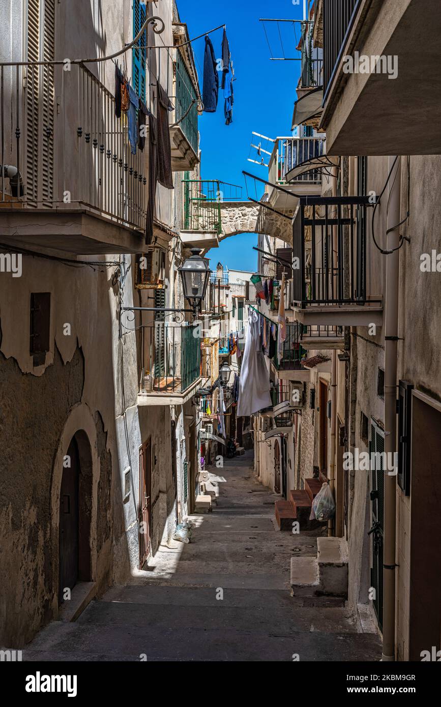 Allée caractéristique avec l'escalier classique et les balcons de la ville de Vieste. Vieste, province de Foggia, Puglia, Italie, Europe Banque D'Images