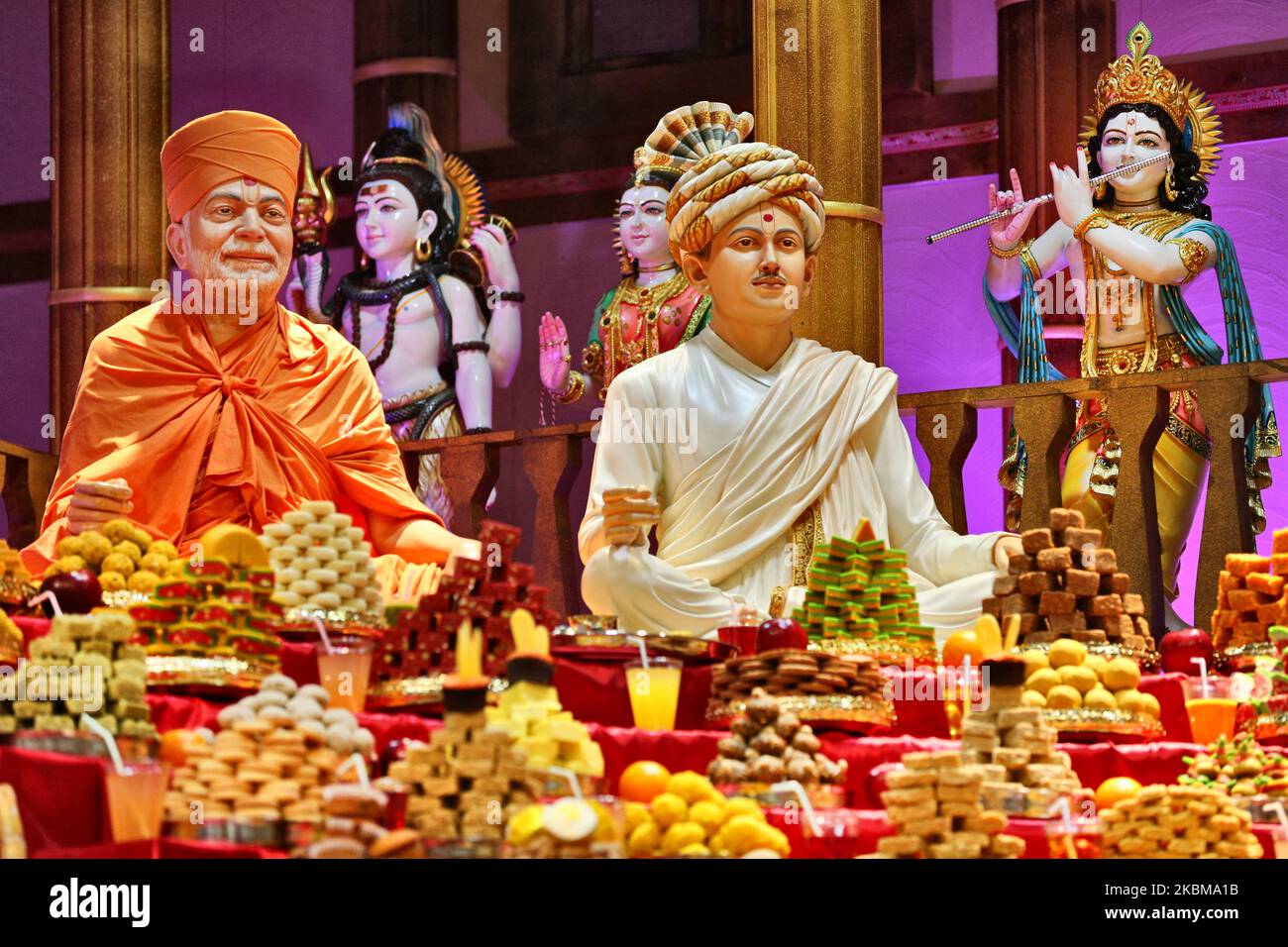 Des montagnes de bonbons et des collations végétariennes sont exposées devant les divinités au temple BAPS Shri Swaminarayan pendant le Darshan Annakut (également connu sous le nom d'Annakut UtSAV et de Govardhan Puja) qui a lieu le cinquième et dernier jour du festival de Diwali, Ce qui marque le début du nouvel an hindou, à Toronto, Ontario, Canada on 28 octobre 2019. Annakut qui signifie une "grande montagne de nourriture" qui est offerte à Dieu comme un signe de dévotion. BAPS (Bochasanwasi Shri Akshar Purushottam Swaminarayan Sanstha) est une secte de Diksha Vidhi de l'hindouisme et de leurs temples, bien que dédiée à beaucoup d'hindous Banque D'Images