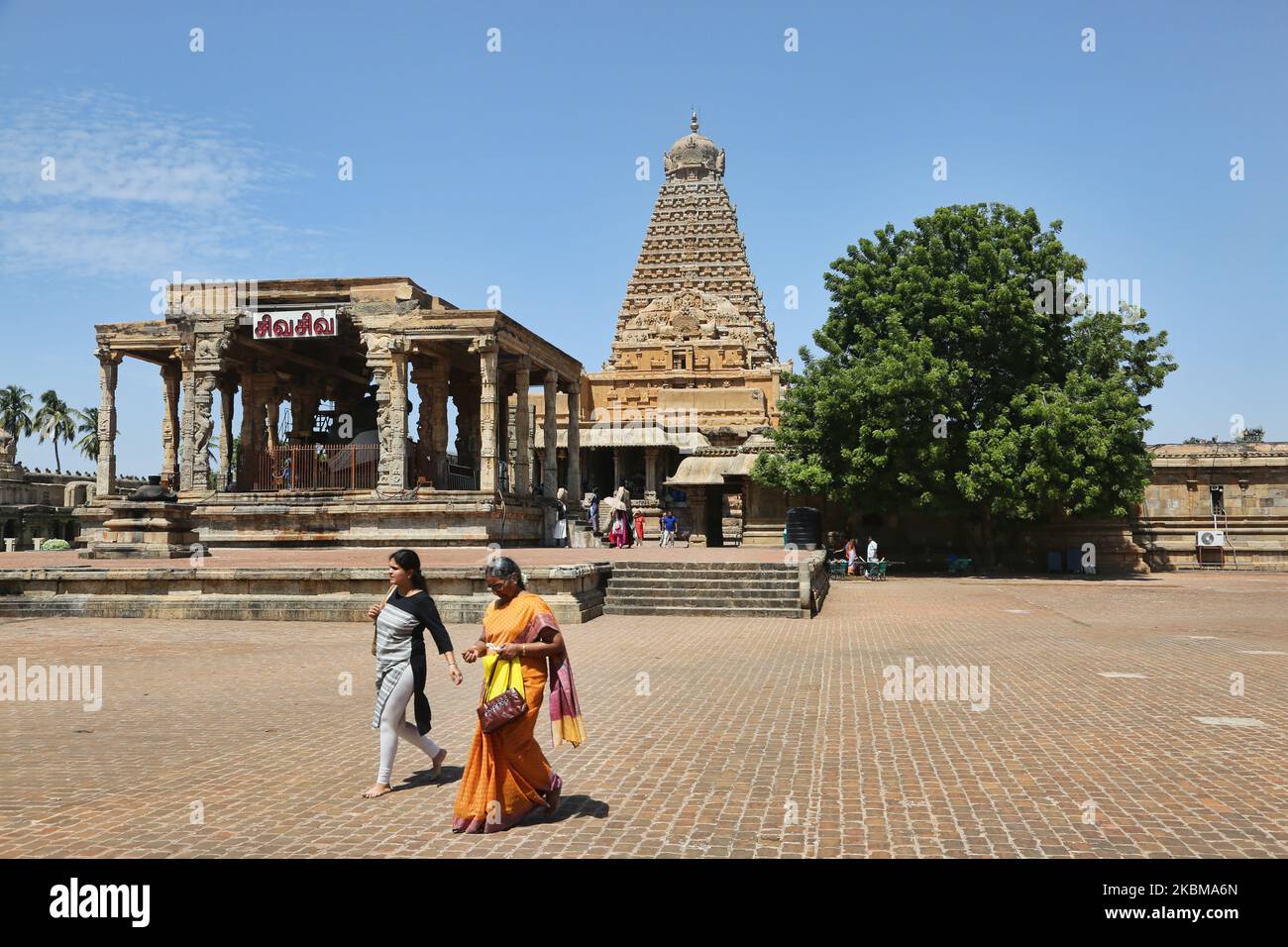 Le temple de Brihadeeswalar (également connu sous le nom de Temple de Brihadisvara, Temple de Brihadishvara, Grand temple, Temple de RajaRajeswara, Temple de Rajarajeswaram et Temple de Peruvudayar) est un temple hindou dédié à Lord Shiva situé à Thanjavur, Tamil Nadu, en Inde. Le temple est l'un des plus grands temples en Inde et est un exemple de l'architecture Dravidienne construite pendant la période Chola par Raja Raja Chola I et achevée en 1010 ce. Le temple a plus de 1000 ans et fait partie du site classé au patrimoine mondial de l'UNESCO, connu sous le nom de « grands temples Chola vivants », comprenant le temple de Brihadeeswarar, Gangaikonda Cholapuram et ai Banque D'Images
