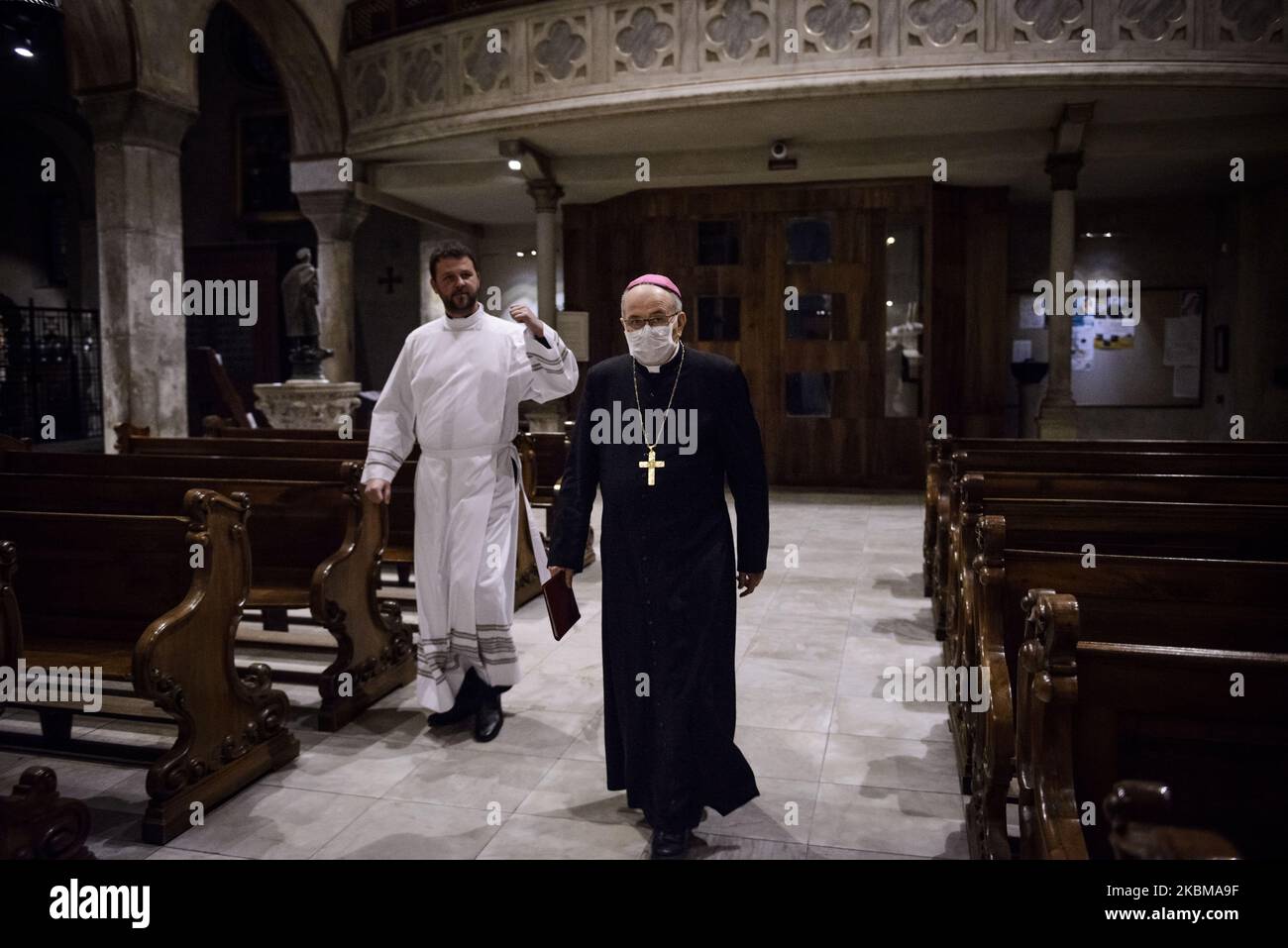 Vigile de Pâques dans une cathédrale vide de San Giusto pendant le confinement du coronavirus. Trieste, 11th avril 2020. (Photo de Jacopo Landi/NurPhoto) Banque D'Images