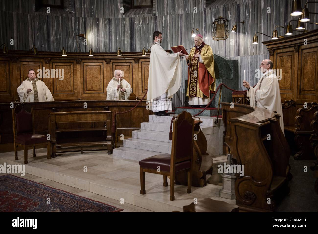 Vigile de Pâques dans une cathédrale vide de San Giusto pendant le confinement du coronavirus. Trieste, 11th avril 2020. (Photo de Jacopo Landi/NurPhoto) Banque D'Images