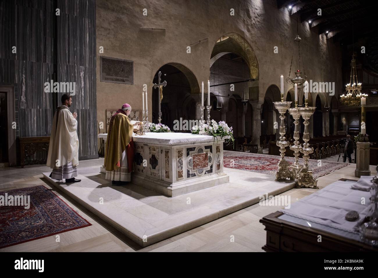 Vigile de Pâques dans une cathédrale vide de San Giusto pendant le confinement du coronavirus. Trieste, 11th avril 2020. (Photo de Jacopo Landi/NurPhoto) Banque D'Images