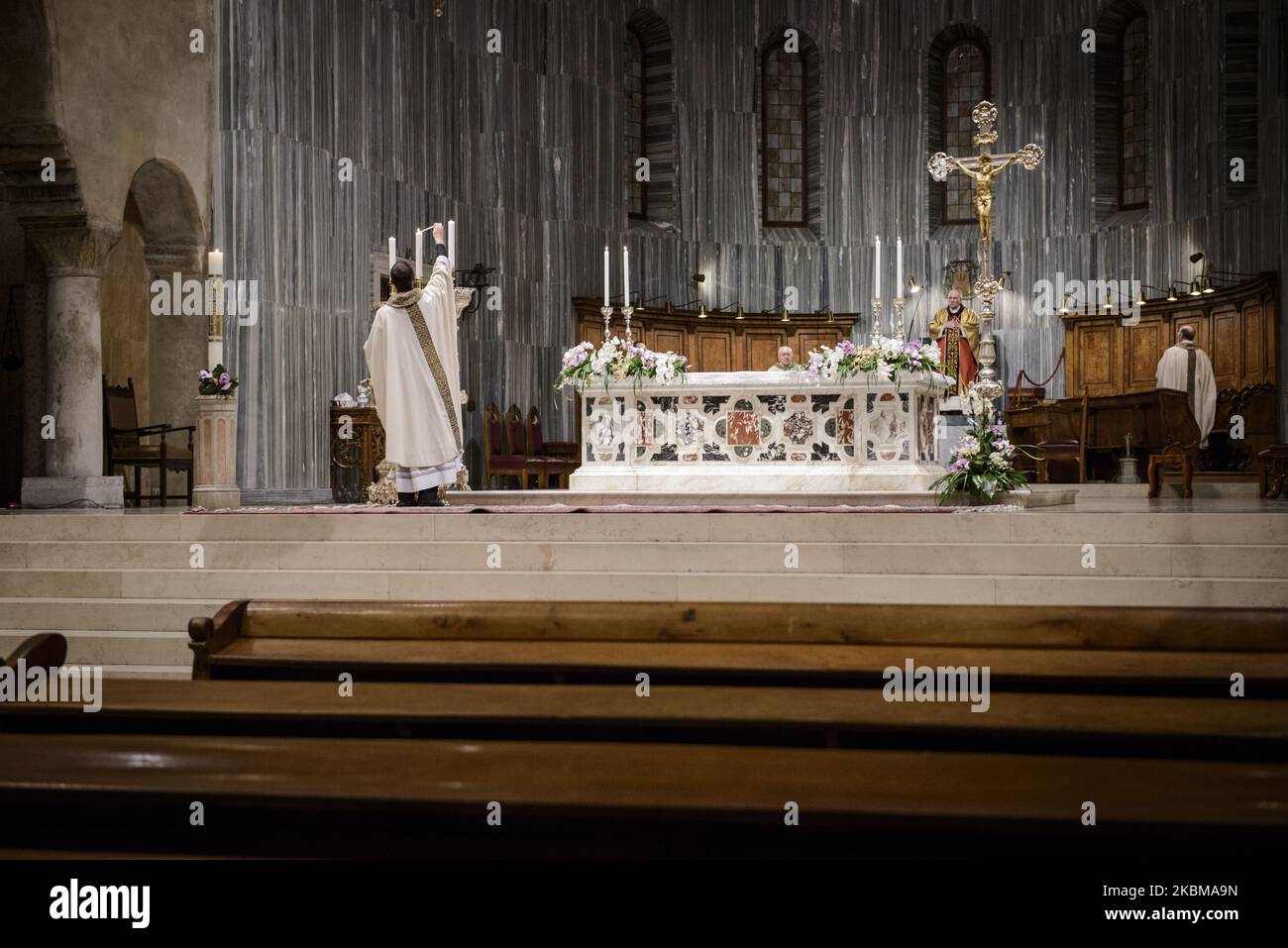 Vigile de Pâques dans une cathédrale vide de San Giusto pendant le confinement du coronavirus. Trieste, 11th avril 2020. (Photo de Jacopo Landi/NurPhoto) Banque D'Images