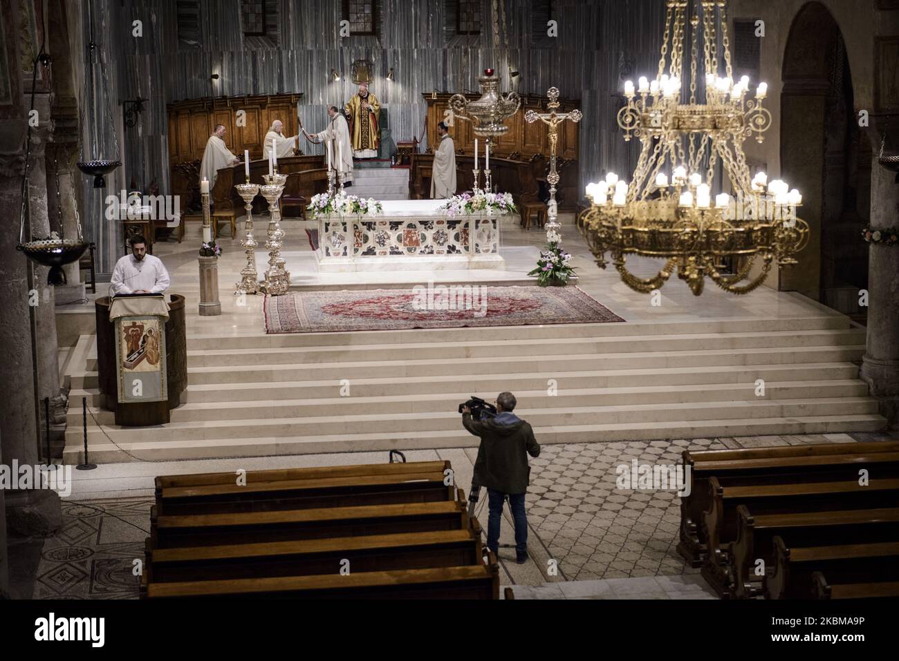 Vigile de Pâques dans une cathédrale vide de San Giusto pendant le confinement du coronavirus. Trieste, 11th avril 2020. (Photo de Jacopo Landi/NurPhoto) Banque D'Images