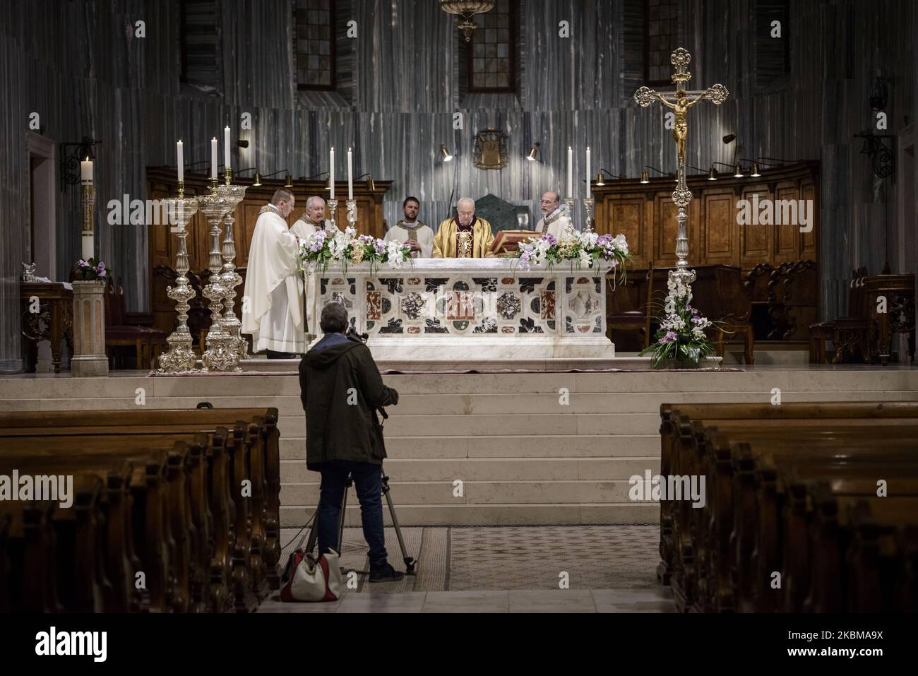 Vigile de Pâques dans une cathédrale vide de San Giusto pendant le confinement du coronavirus. Trieste, 11th avril 2020. (Photo de Jacopo Landi/NurPhoto) Banque D'Images