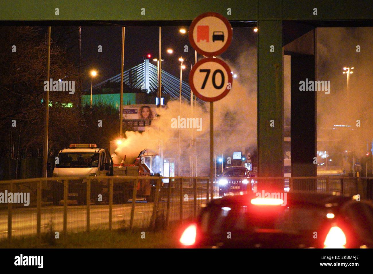 On voit de la fumée s'élever d'une machine à asphalter à Varsovie, en Pologne, sur 18 septembre 2019. (Photo de Jaap Arriens/NurPhoto) Banque D'Images