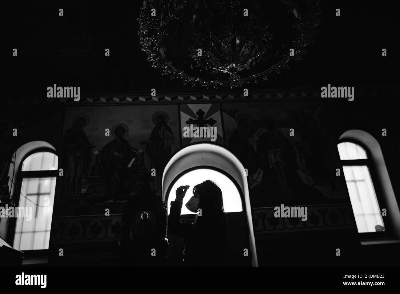 Des pèlerins, portant des masques et des gants de protection, assistent à une église orthodoxe bulgare et prient le dimanche des palmiers, 12 avril 2020, dans la ville de Varna, à environ 450 km à l'est de la capitale Sofia. L'église orthodoxe bulgare a décidé de ne fermer aucun temple en dépit du pandème du coronavirus. Plus de 600 personnes ont attrapé Covid-19 et 27 personnes sont mortes. (Photo de Petko Momchilov/impact Press Group/NurPhoto) Banque D'Images