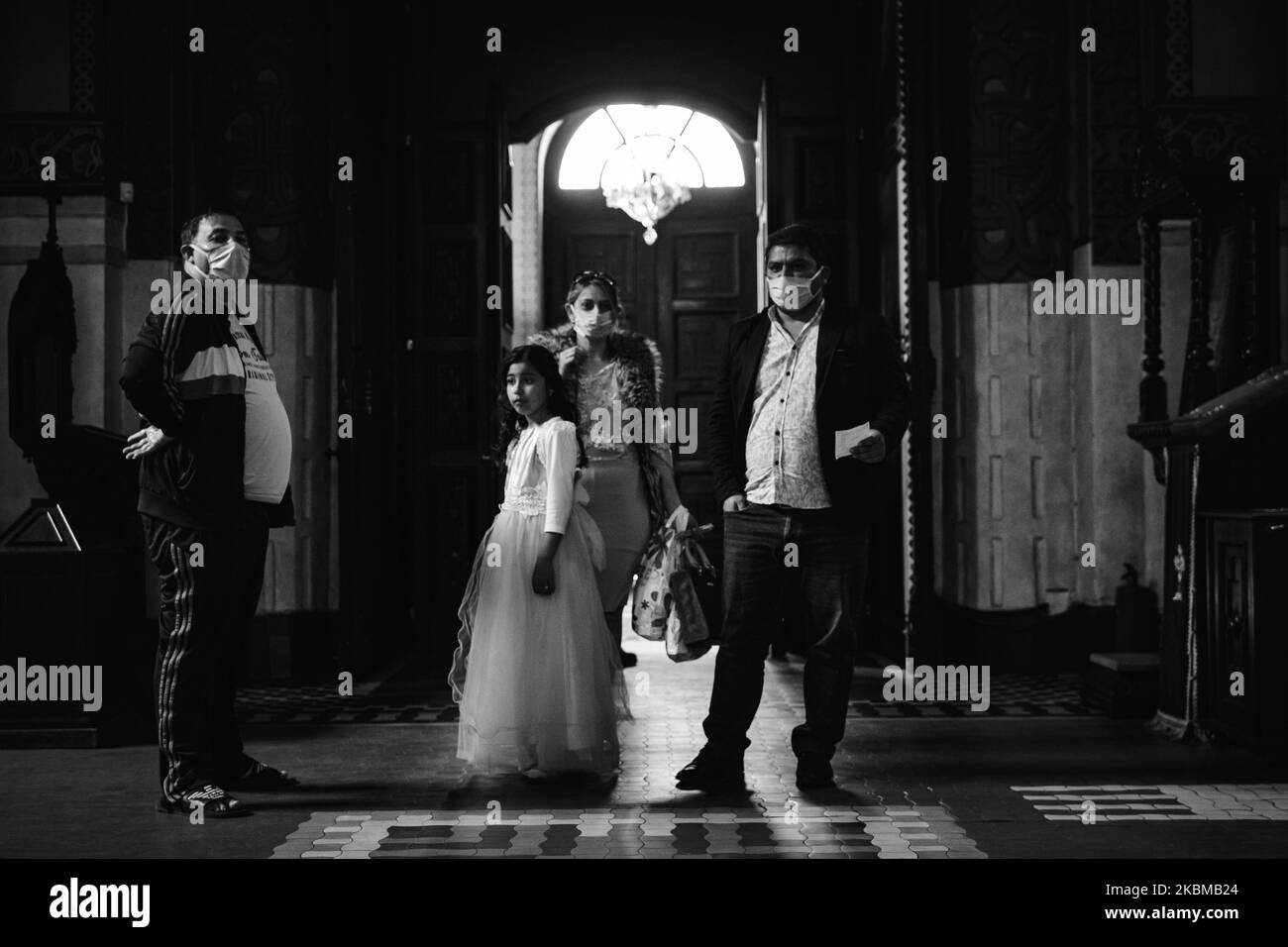 Des pèlerins, portant des masques et des gants de protection, assistent à une église orthodoxe bulgare et prient le dimanche des palmiers, 12 avril 2020, dans la ville de Varna, à environ 450 km à l'est de la capitale Sofia. L'église orthodoxe bulgare a décidé de ne fermer aucun temple en dépit du pandème du coronavirus. Plus de 600 personnes ont attrapé Covid-19 et 27 personnes sont mortes. (Photo de Petko Momchilov/impact Press Group/NurPhoto) Banque D'Images