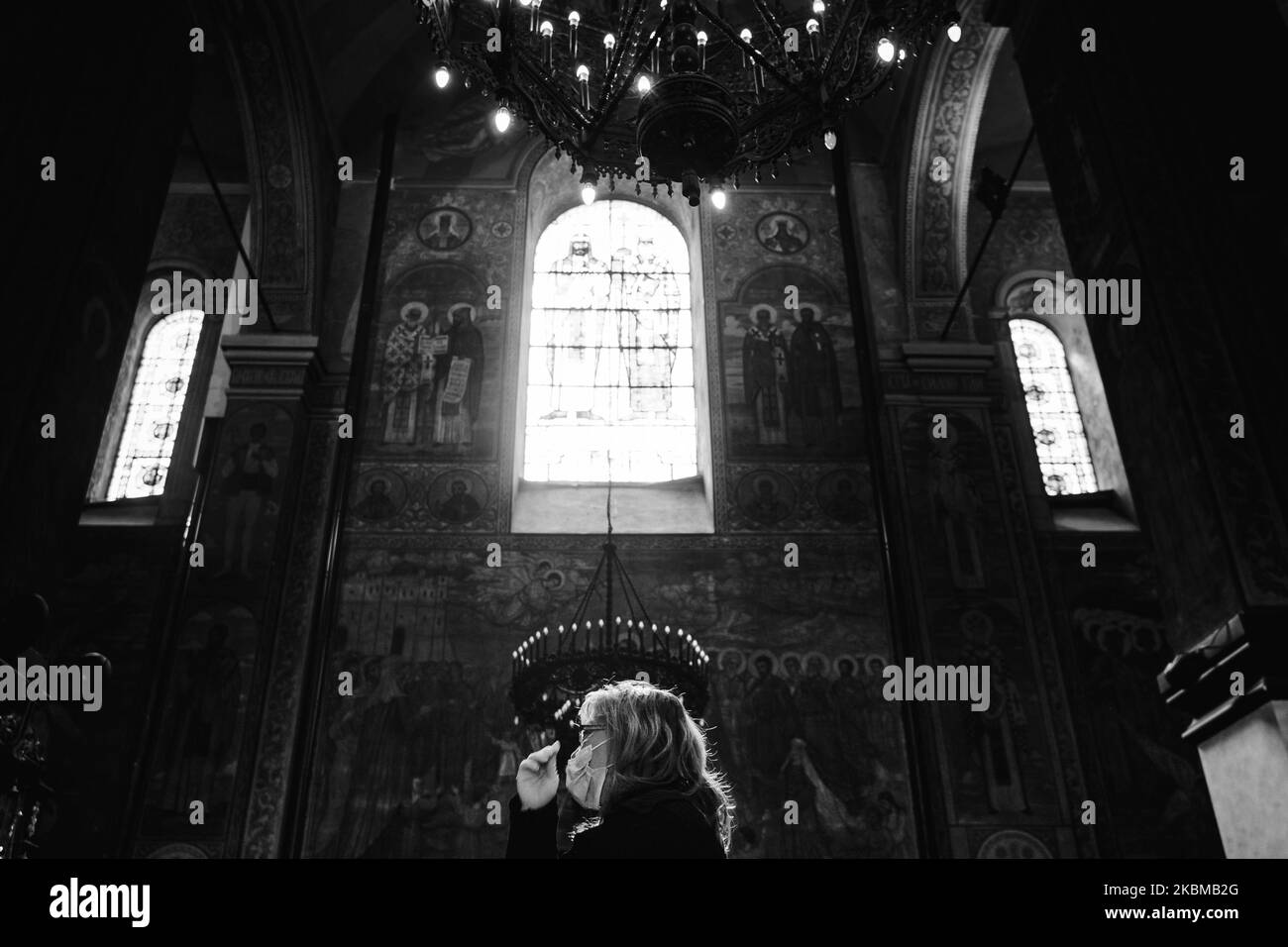 Des pèlerins, portant des masques et des gants de protection, assistent à une église orthodoxe bulgare et prient le dimanche des palmiers, 12 avril 2020, dans la ville de Varna, à environ 450 km à l'est de la capitale Sofia. L'église orthodoxe bulgare a décidé de ne fermer aucun temple en dépit du pandème du coronavirus. Plus de 600 personnes ont attrapé Covid-19 et 27 personnes sont mortes. (Photo de Petko Momchilov/impact Press Group/NurPhoto) Banque D'Images