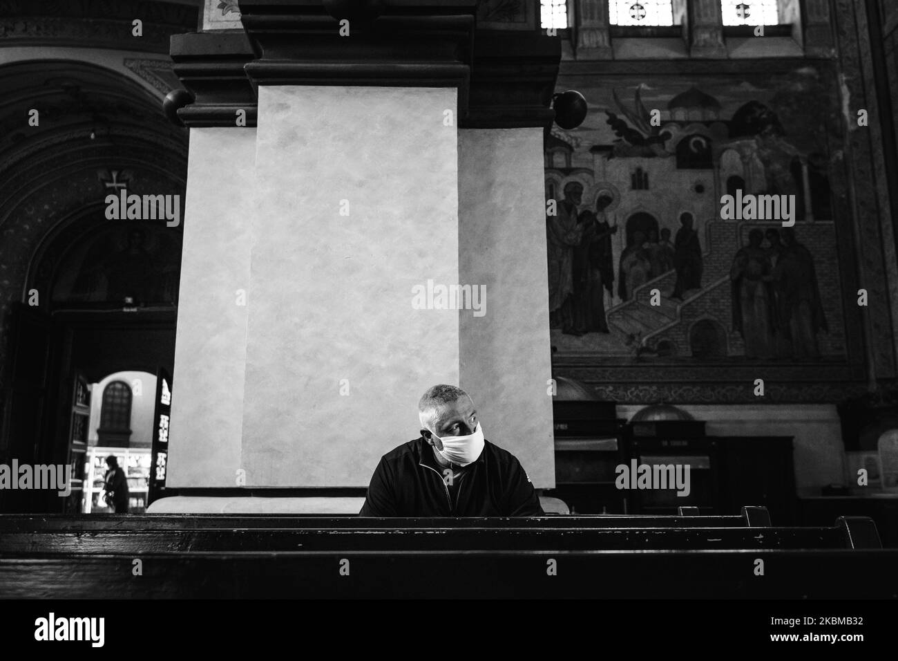 Des pèlerins, portant des masques et des gants de protection, assistent à une église orthodoxe bulgare et prient le dimanche des palmiers, 12 avril 2020, dans la ville de Varna, à environ 450 km à l'est de la capitale Sofia. L'église orthodoxe bulgare a décidé de ne fermer aucun temple en dépit du pandème du coronavirus. Plus de 600 personnes ont attrapé Covid-19 et 27 personnes sont mortes. (Photo de Petko Momchilov/impact Press Group/NurPhoto) Banque D'Images