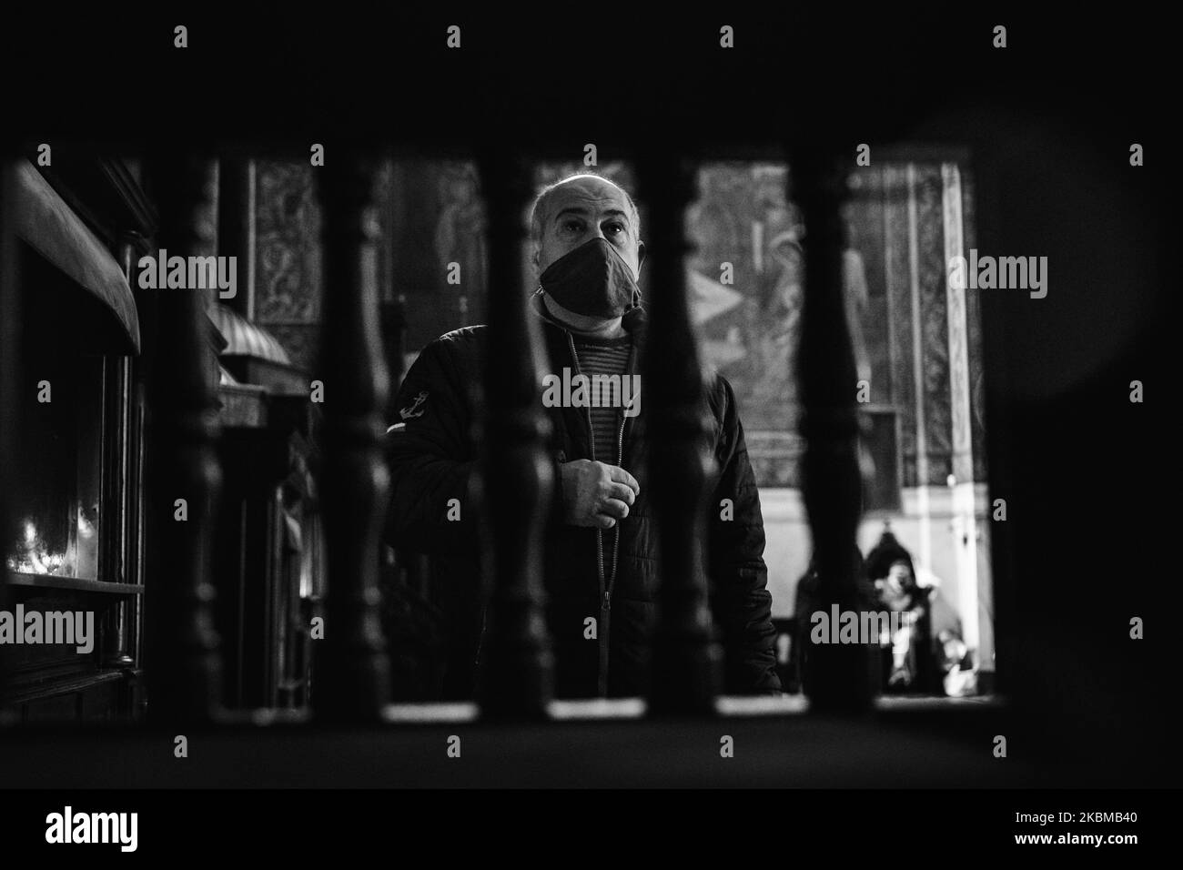 Des pèlerins, portant des masques et des gants de protection, assistent à une église orthodoxe bulgare et prient le dimanche des palmiers, 12 avril 2020, dans la ville de Varna, à environ 450 km à l'est de la capitale Sofia. L'église orthodoxe bulgare a décidé de ne fermer aucun temple en dépit du pandème du coronavirus. Plus de 600 personnes ont attrapé Covid-19 et 27 personnes sont mortes. (Photo de Petko Momchilov/impact Press Group/NurPhoto) Banque D'Images