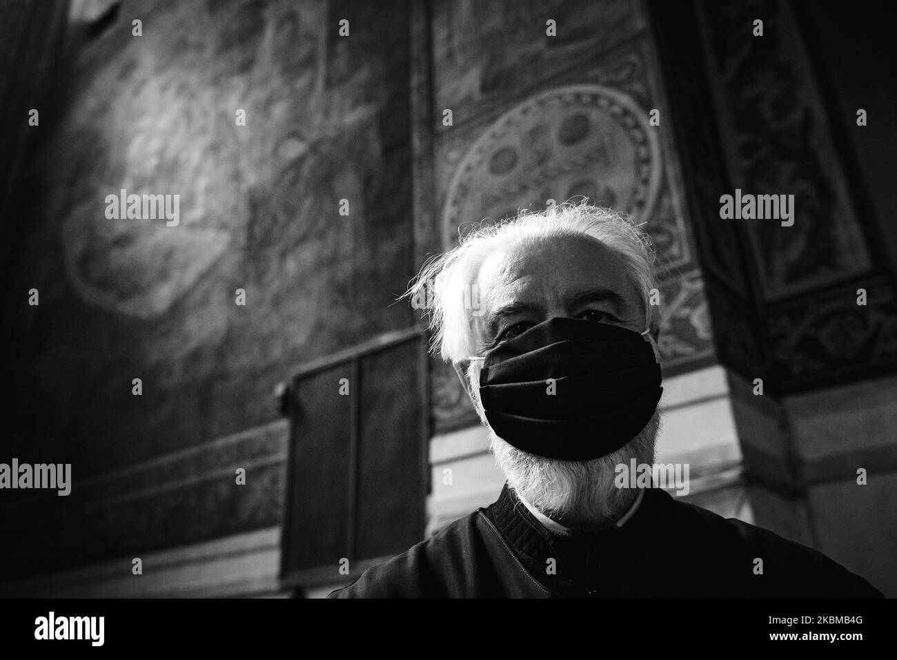 Des pèlerins, portant des masques et des gants de protection, assistent à une église orthodoxe bulgare et prient le dimanche des palmiers, 12 avril 2020, dans la ville de Varna, à environ 450 km à l'est de la capitale Sofia. L'église orthodoxe bulgare a décidé de ne fermer aucun temple en dépit du pandème du coronavirus. Plus de 600 personnes ont attrapé Covid-19 et 27 personnes sont mortes. (Photo de Petko Momchilov/impact Press Group/NurPhoto) Banque D'Images