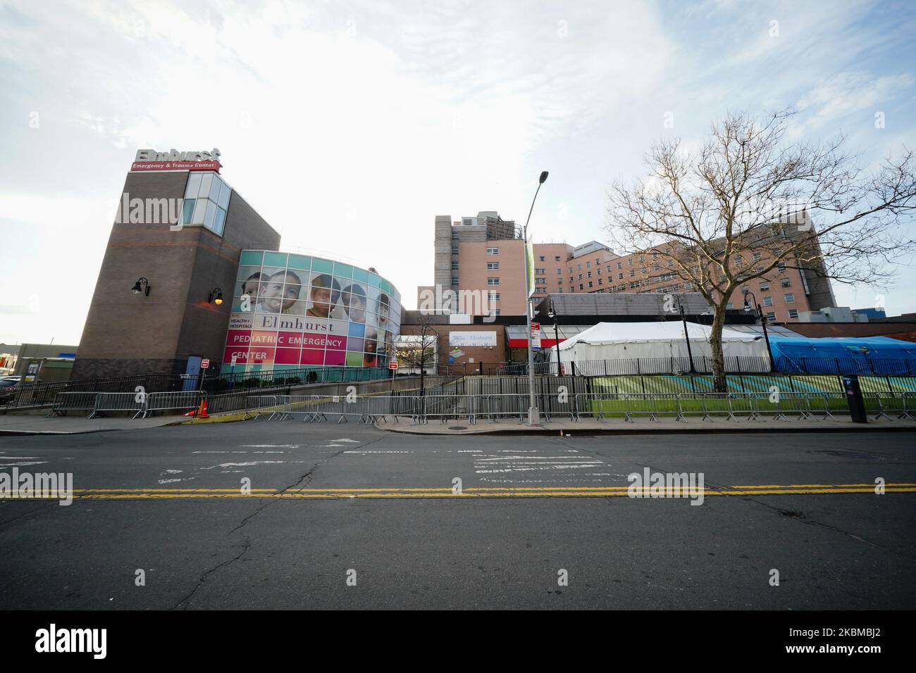 Vue sur le centre hospitalier d'Elmhurst à Elmhurst, Queens, New York, États-Unis pendant une pandémie de coronavirus au 12 avril 2020. (Photo de John Nacion/NurPhoto) Banque D'Images