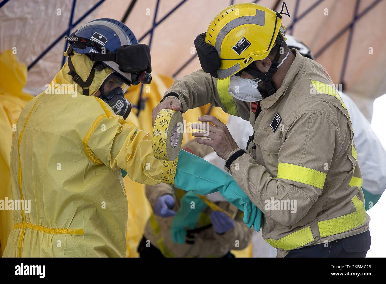 Les membres du Service des incendies de la Generalitat de Catalunya (Gouvernement autonome), se préparent avec des vêtements NBQ pour désinfecter un foyer de soins à la Garriga, près de Barcelone, pendant la crise de Covid19 à Barcelone, Catalogne, Espagne, les 11 avril 2020. (Photo de Miquel Llop/NurPhoto) Banque D'Images