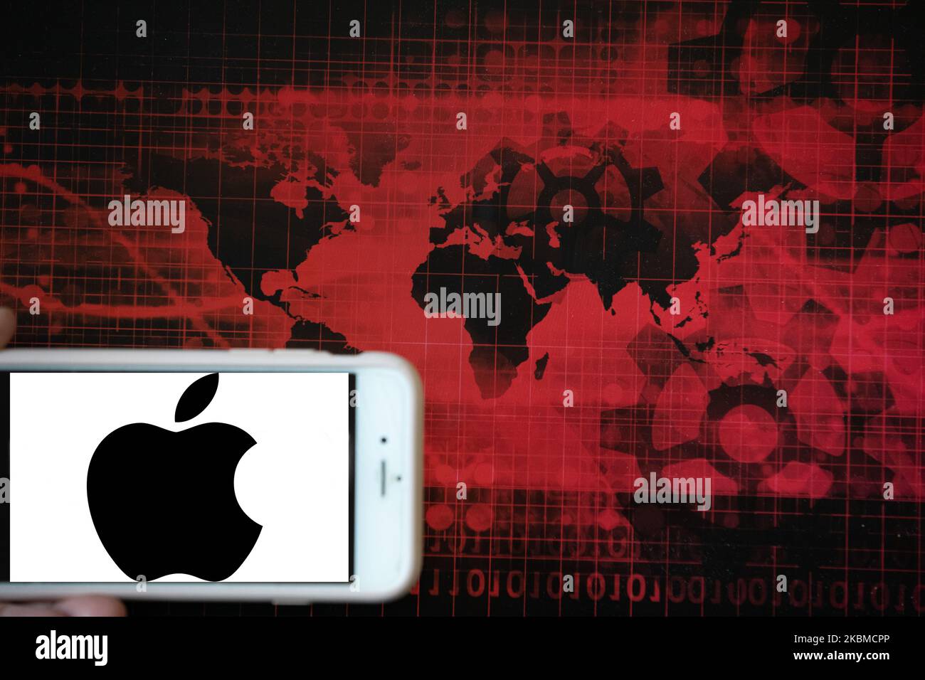 Le logo d'Apple est visible sur un écran de téléphone à côté d'une illustration rouge des marchés mondiaux et financiers à Francfort, en Allemagne, sur 14 avril 2020. C'est l'une des entreprises qui pourrait gagner le plus de l'enfermement. (Photo Illustration par Alexander Pohl/NurPhoto) Banque D'Images