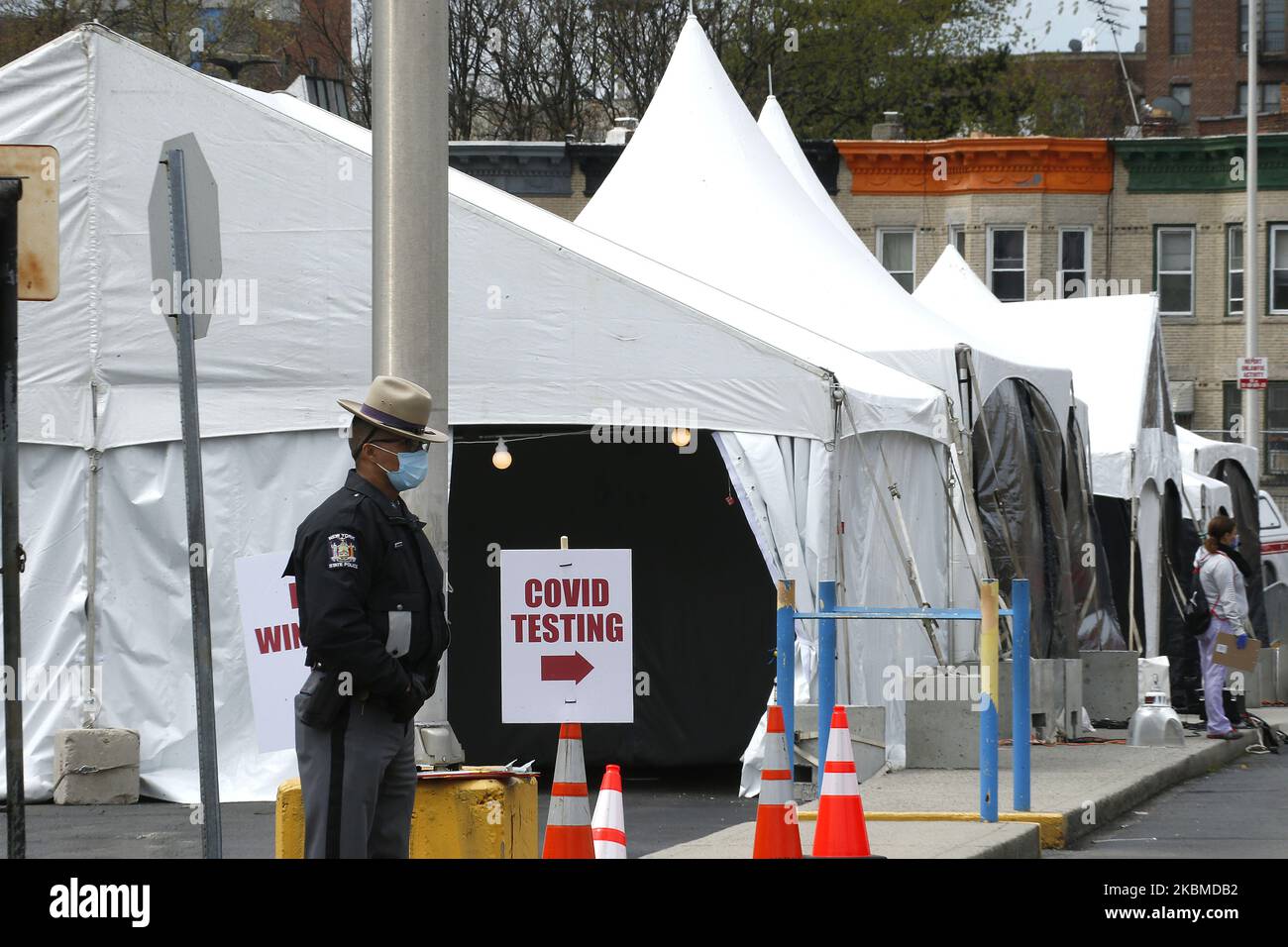 Le soldat de l'État de New York est posté au point d'entrée du site d'essai, à Brooklyn, New York, sur 14 avril 2020. Le gouverneur Andrew Cuomo a annoncé que cinq nouveaux sites d'essai Covid-19 se déposeraient autour du métro de New York, dont l'un est une installation mobile au volant du parking Sears au 2307 Beverly Road à Flatbush Brooklyn, New York. Le site s'est ouvert sur 10 avril 2020. (Photo de John Lamparski/NurPhoto) Banque D'Images