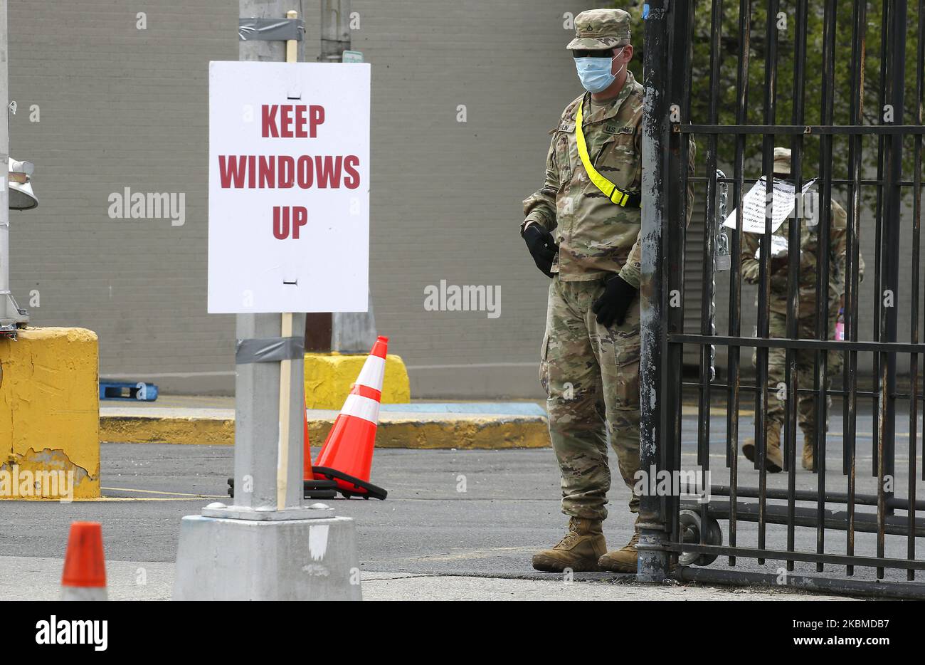 Le personnel DE l'armée AMÉRICAINE est affecté au point d'entrée du site d'essai, à Brooklyn, New York, sur 14 avril 2020. Le gouverneur Andrew Cuomo a annoncé que cinq nouveaux sites d'essai Covid-19 se déposeraient autour du métro de New York, dont l'un est une installation mobile au volant du parking Sears au 2307 Beverly Road à Flatbush Brooklyn, New York. Le site s'est ouvert sur 10 avril 2020. (Photo de John Lamparski/NurPhoto) Banque D'Images