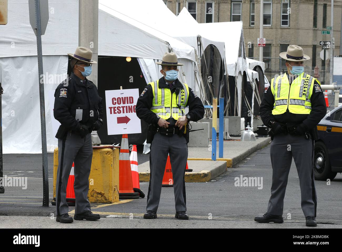 Les troopeurs de l'État de New York sont postés au point d'entrée du site d'essai, à Brooklyn, New York, sur 14 avril 2020. Le gouverneur Andrew Cuomo a annoncé que cinq nouveaux sites d'essai Covid-19 se déposeraient autour du métro de New York, dont l'un est une installation mobile au volant du parking Sears au 2307 Beverly Road à Flatbush Brooklyn, New York. Le site s'est ouvert sur 10 avril 2020. (Photo de John Lamparski/NurPhoto) Banque D'Images