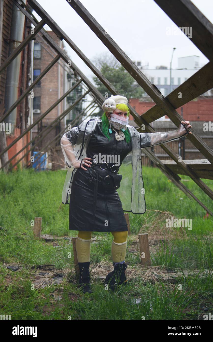 Créateurs de New-Yorkais en masques de quarantaine créatifs: Jaclyn Atkinson, Bedford-Stuyvesant, concepteur de production (photo par B.A. Van Sise/NurPhoto) Banque D'Images