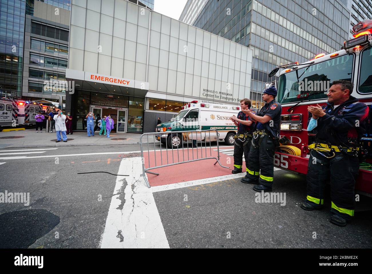 Les New-Yorkais applaudissent les travailleurs de première ligne du centre hospitalier NYU Langone à Manhattan, New York, aux États-Unis, pendant la pandémie du coronavirus au 14 avril 2020. (Photo de John Nacion/NurPhoto) Banque D'Images