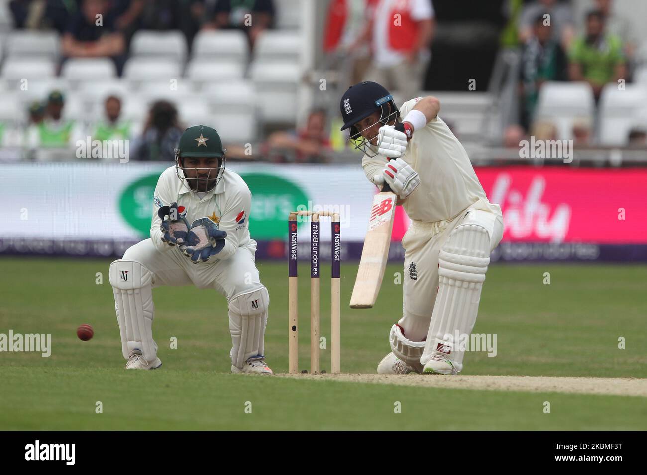 Le capitaine de l'Angleterre, Joe Root, batting pendant la première journée du deuxième match de NAT West Test entre l'Angleterre et le Pakistan au terrain de cricket de Headingley, à Leeds, le vendredi 1st juin 2018. (Photo de Mark Fletcher/MI News/NurPhoto) Banque D'Images