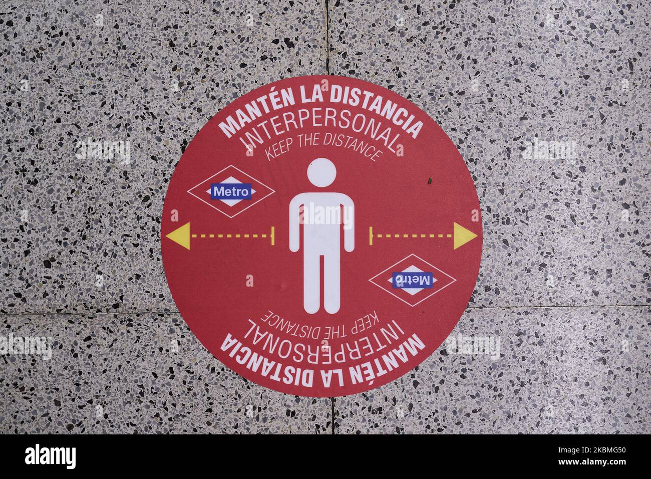 Indicateurs de distance de sécurité à la station Feria de Madrid à Madrid, Espagne. 16 avril 2020. (Photo de A. Ware/NurPhoto) Banque D'Images