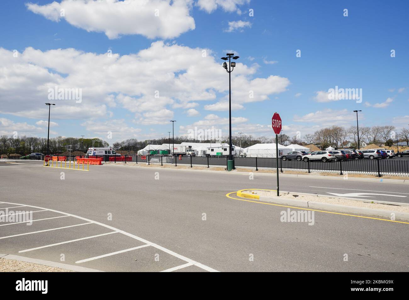 Une vue sur les tentes où l'automobiliste entre dans la réception COVID-19 essais dans le stationnement de l'allée de l'aqueduc dans la ville de New York Borough of Queens, NY, 16 avril 2020 (photo de John Nacion/NurPhoto) Banque D'Images
