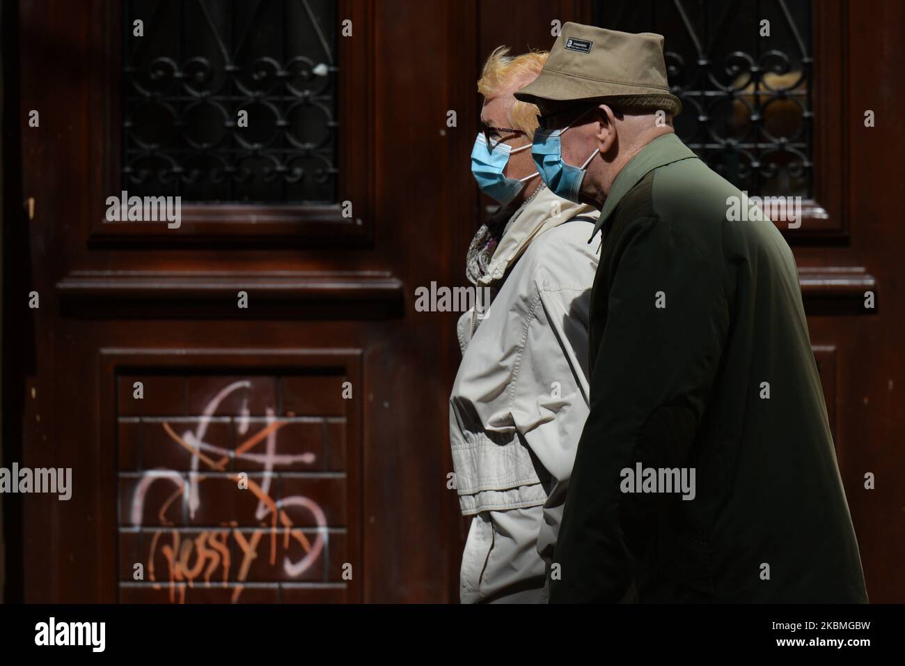 Un couple âgé porte des masques de protection dans une rue de Cracovie. À  partir d'aujourd'hui jusqu'à nouvel ordre, le ministère de la Santé a  introduit une nouvelle règle qui oblige toutes