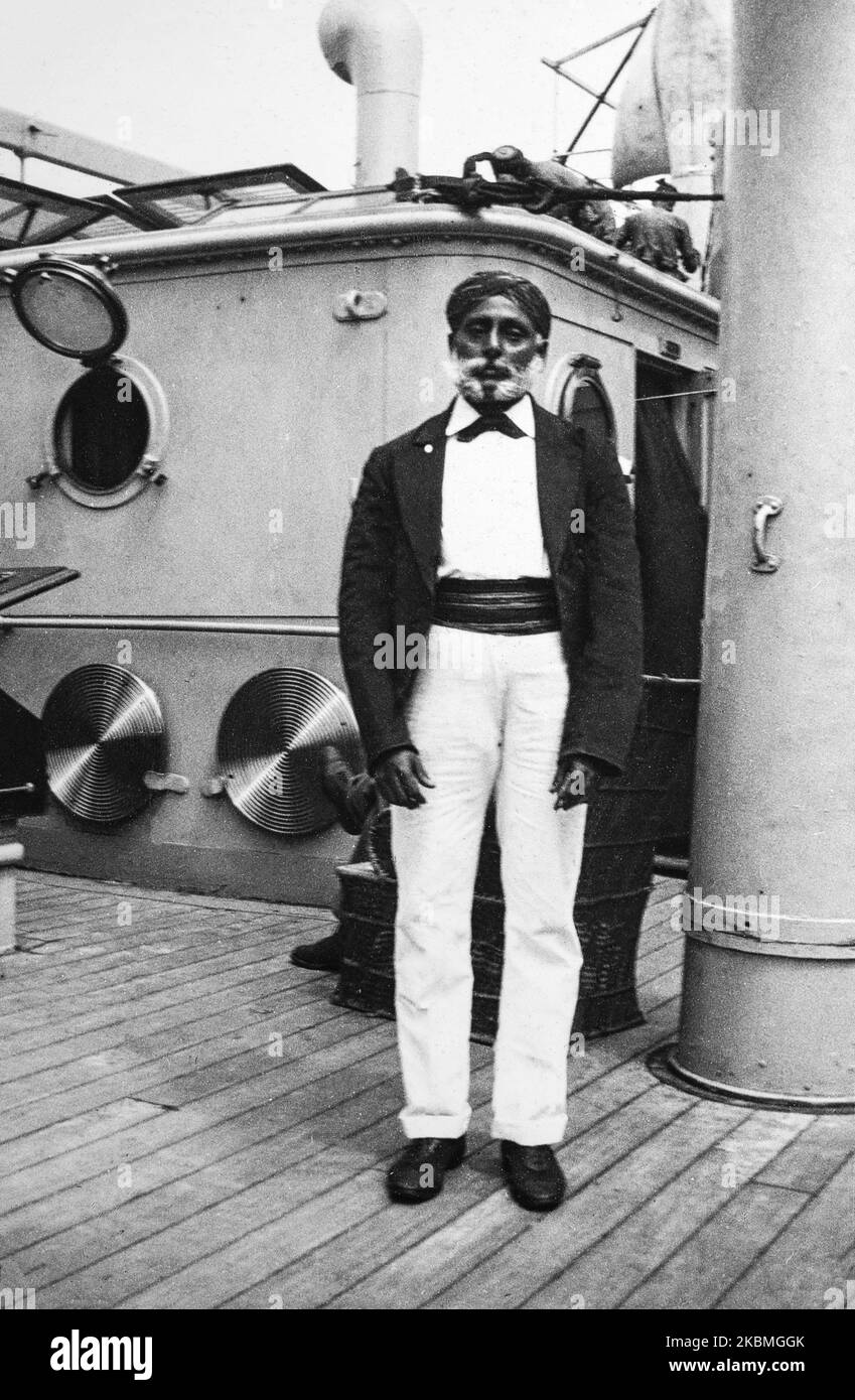 Homme asiatique travaillant comme barbier sur un navire de troupe transportant des troupes britanniques et fourni à la guerre de Boer. Banque D'Images