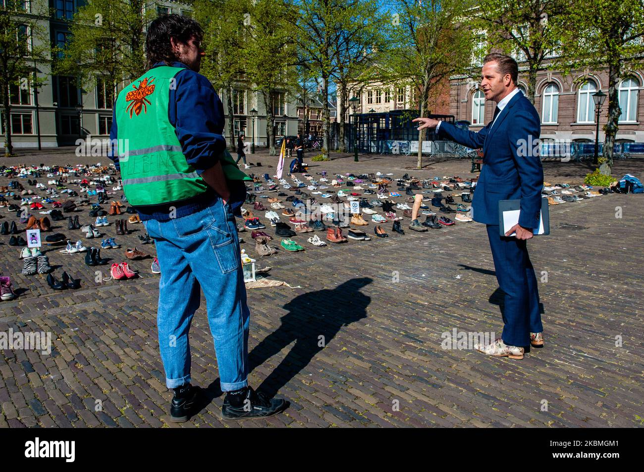 Hugo de Jonge, vice-premier ministre et ministre de la Santé, du bien-être social et des Sports du troisième cabinet de Rutte, discute avec l'un des activistes sur son chemin de travail, au cours de l'action symbolique menée par le groupe d'activistes climatiques XR, à la Haye, aux pays-Bas, sur 17 avril 2020. (Photo par Romy Arroyo Fernandez/NurPhoto) Banque D'Images