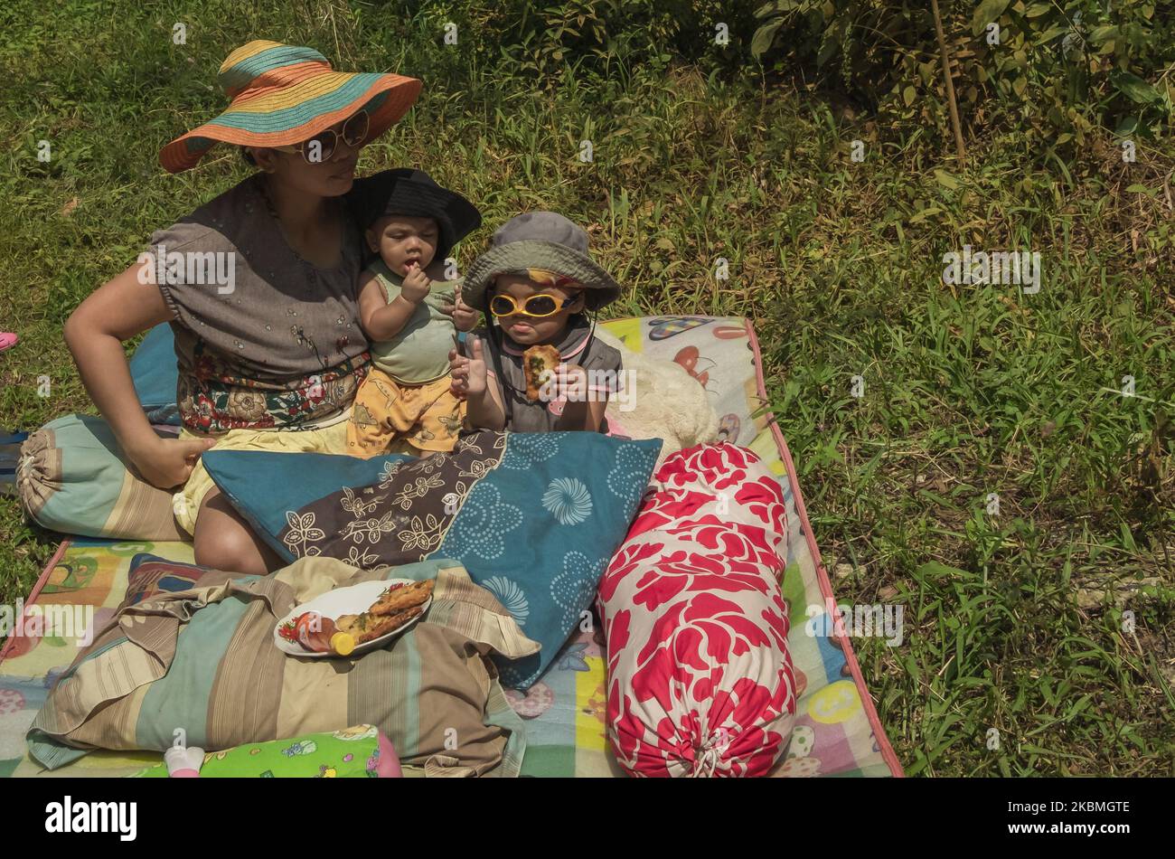 Une famille bronze ensemble à l'extérieur de leur maison sur 17 avril 2020 à Pekanbaru, Indonésie. Le soleil vous donne efficacement de la vitamine D qui vous aide à mieux dormir, à réduire le stress, à stimuler le système auto-immunitaire et même à vous donner des os plus forts. Le gouvernement indonésien a fermé les écoles, les destinations touristiques et a exhorté les citoyens à éviter les rassemblements publics, y compris les activités religieuses comme mesure de précaution contre la propagation du coronavirus. (Photo par Afrianto Silahi/NurPhoto) Banque D'Images