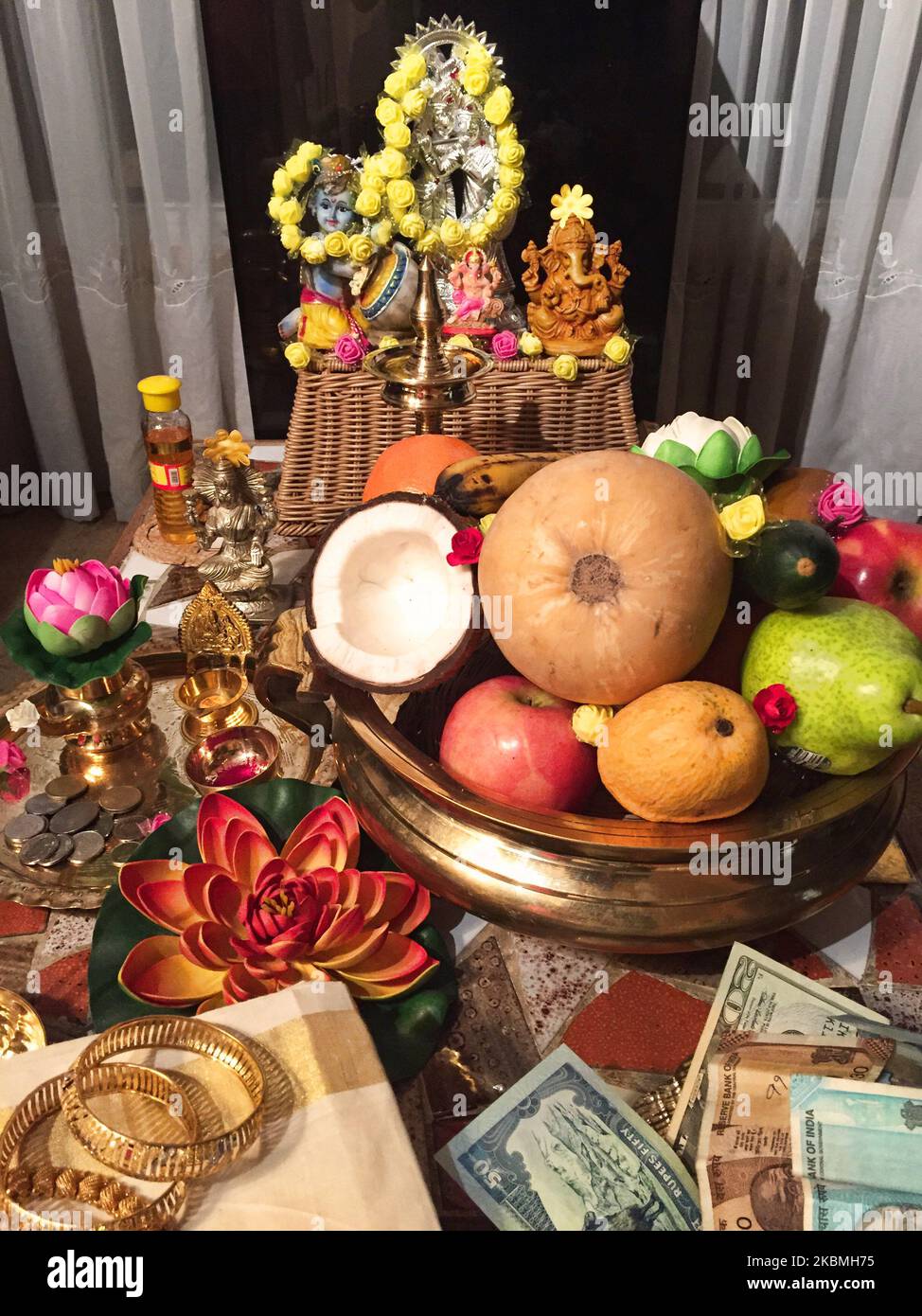 Décor traditionnel de Vishu kani (Vishukani) avec de petites idoles de Lord Krishna vues pendant le Vishu Festival à Brampton, Ontario, Canada. Vishu est un événement annuel majeur pour les Malais à Kerala et à l'extérieur. Vishu est le festival de la récolte et le nouvel an astrologique des Malayalis et indique le mouvement du soleil vers Aries ou le Mesha Rashi et marque le jour à partir duquel les agriculteurs commencent le labour de la terre et d'autres activités agricoles. (Photo de Creative Touch Imaging Ltd./NurPhoto) Banque D'Images