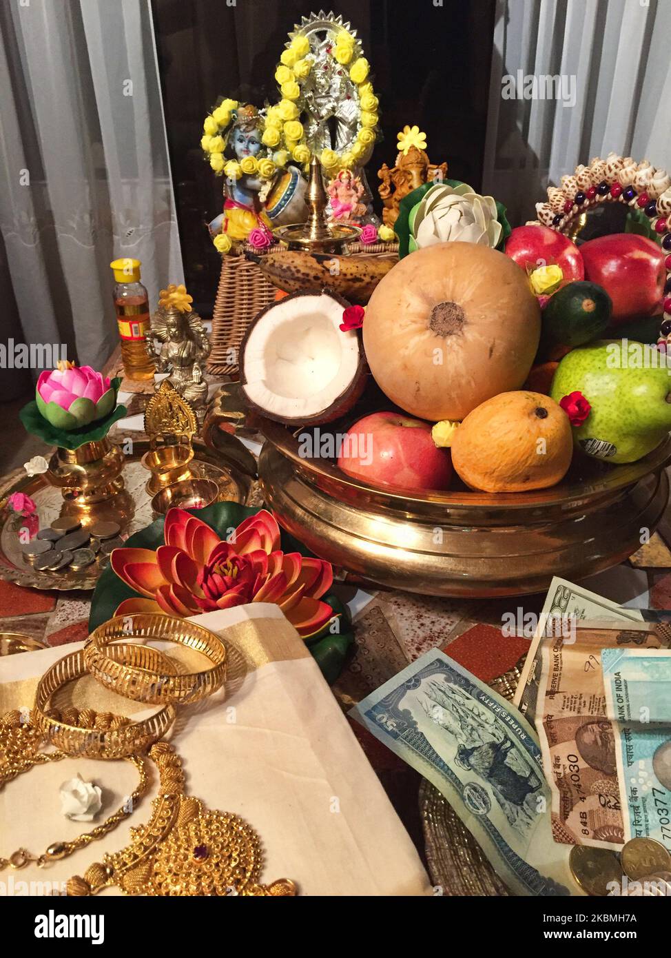 Décor traditionnel de Vishu kani (Vishukani) avec de petites idoles de Lord Krishna vues pendant le Vishu Festival à Brampton, Ontario, Canada. Vishu est un événement annuel majeur pour les Malais à Kerala et à l'extérieur. Vishu est le festival de la récolte et le nouvel an astrologique des Malayalis et indique le mouvement du soleil vers Aries ou le Mesha Rashi et marque le jour à partir duquel les agriculteurs commencent le labour de la terre et d'autres activités agricoles. (Photo de Creative Touch Imaging Ltd./NurPhoto) Banque D'Images