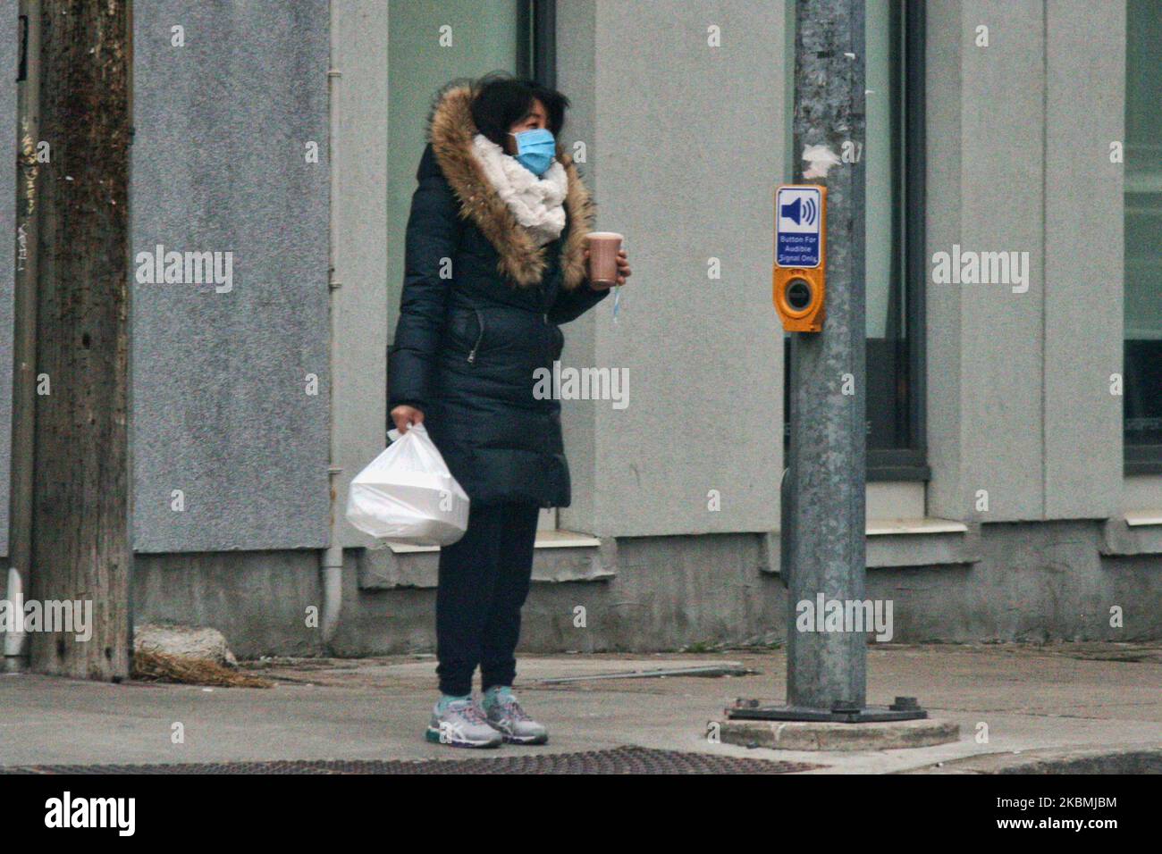 Femme portant un masque facial pour la protéger du nouveau coronavirus (COVID-19) lorsqu'elle transporte ses aliments à emporter à Toronto, Ontario, Canada, sur 17 avril 2020. (Photo de Creative Touch Imaging Ltd./NurPhoto) Banque D'Images