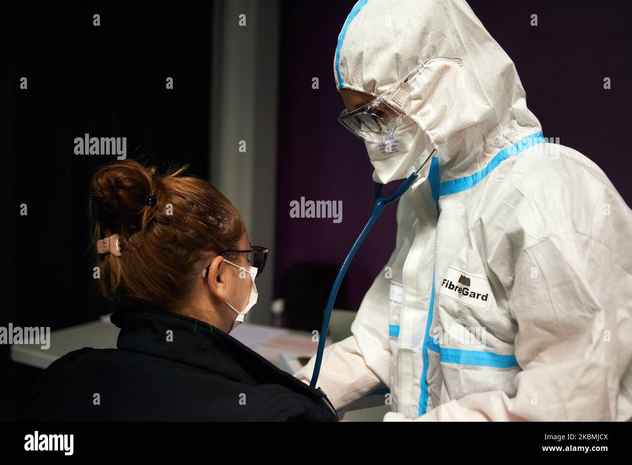 Un médecin examine un patient dans un centre de diagnostic et de post-soins Covid-19 à Toulouse, en France, sur 18 avril 2020. À Toulouse comme ailleurs en France, des centres médicaux ont été ouverts au diagnostic des personnes qui pourraient avoir le coronavirus SRAS-COV-2 responsable de la maladie Covid-19. Les patients doivent être dirigés vers ces centres si leur médecin les envoie là-bas s'ils présentent des symptômes du Covid-19. Un médecin examine le patient et, si nécessaire, reste en contact avec lui par téléphone jusqu'à son rétablissement. Dans le pire des cas, les patients sont envoyés à l'hôpital. (Photo d'Alain Pitton/NurPhoto) Banque D'Images