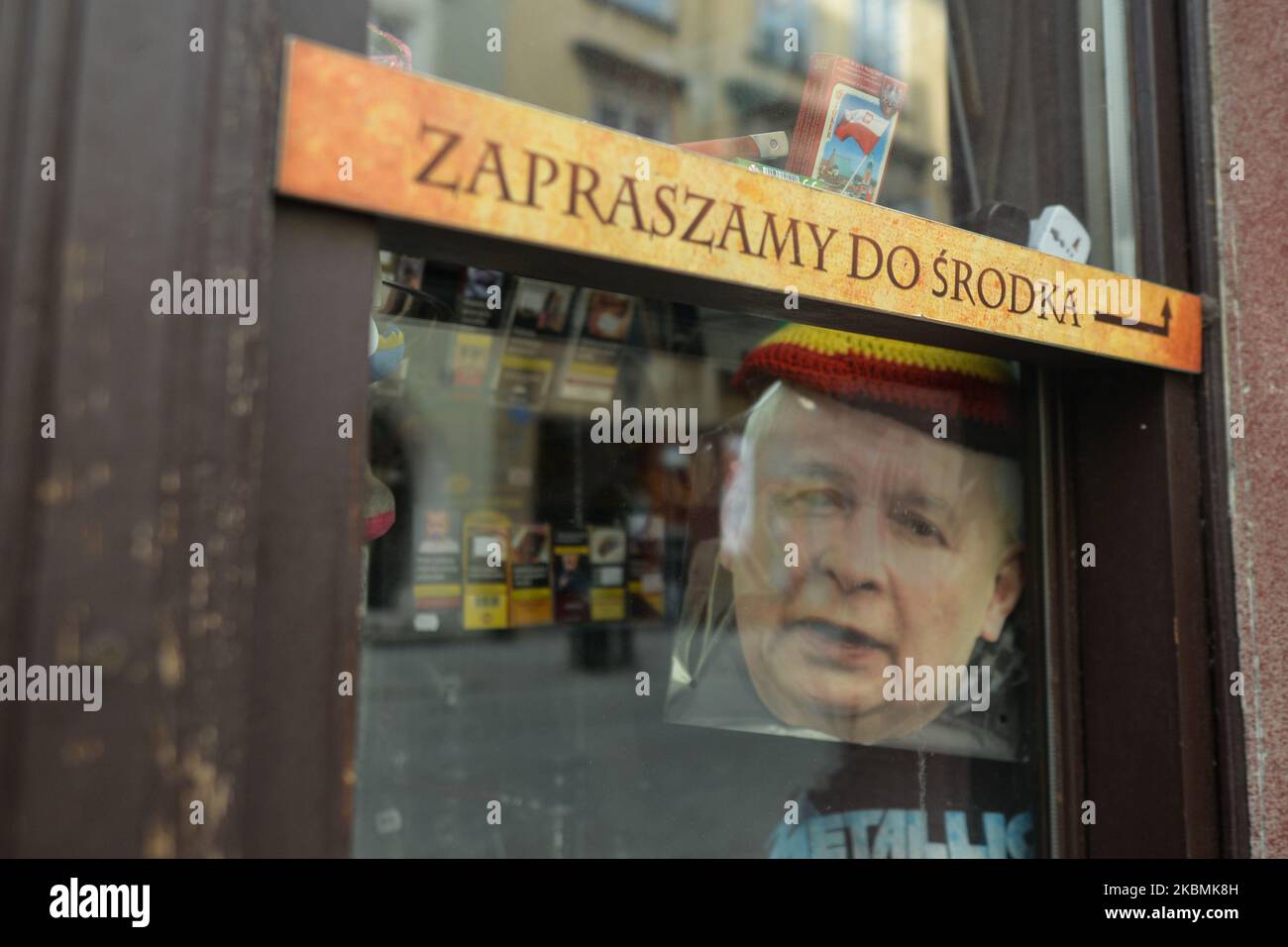 Une image du chef du parti droit et Justice Jaroslaw Kaczynski vu dans la rue Florianska de Cracovie. Dimanche, 19 avril 2020, à Cracovie, en Pologne. (Photo par Artur Widak/NurPhoto) Banque D'Images