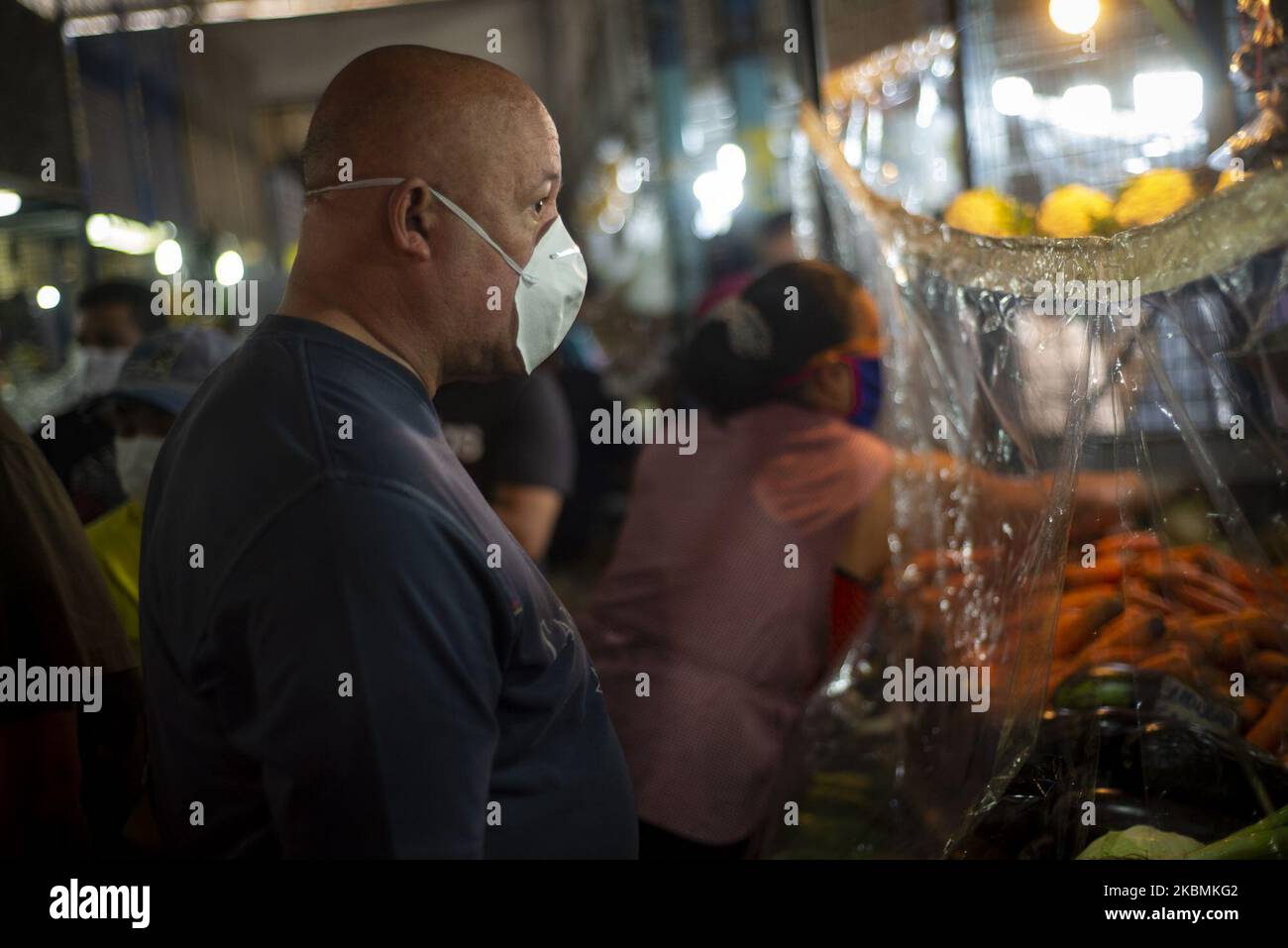 Les gens portant des masques de protection et ils prennent des mesures préventives pour entrer au Mercado de Quinta Crespo contre la propagation du nouveau coronavirus COVID-19, à Caracas, Venezuela, sur 19 avril 2020. (Photo de Jonathan Lanza/NurPhoto) Banque D'Images